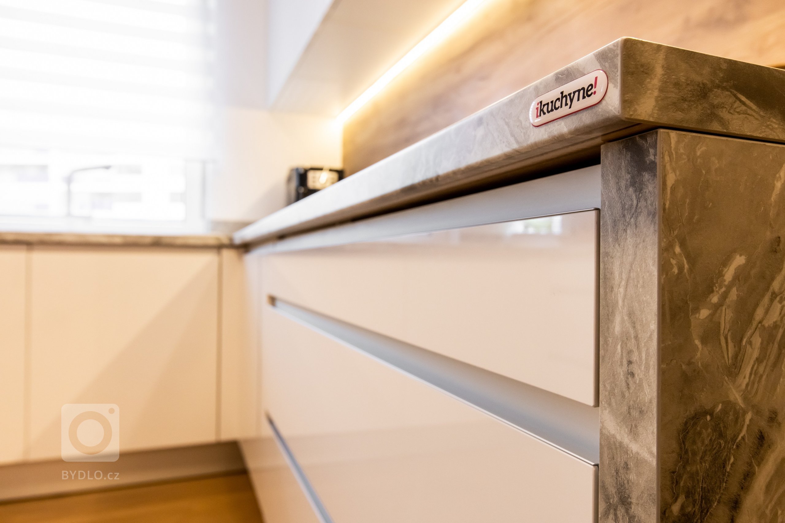 Použité materiály

Horné skrinky: Biely akryl vo vysokom lesku
Dolné skrinky a potravinová skrinka: Biely Akryl vo vysokom lesku
Vysoké skrinky: Dub zlatý
…