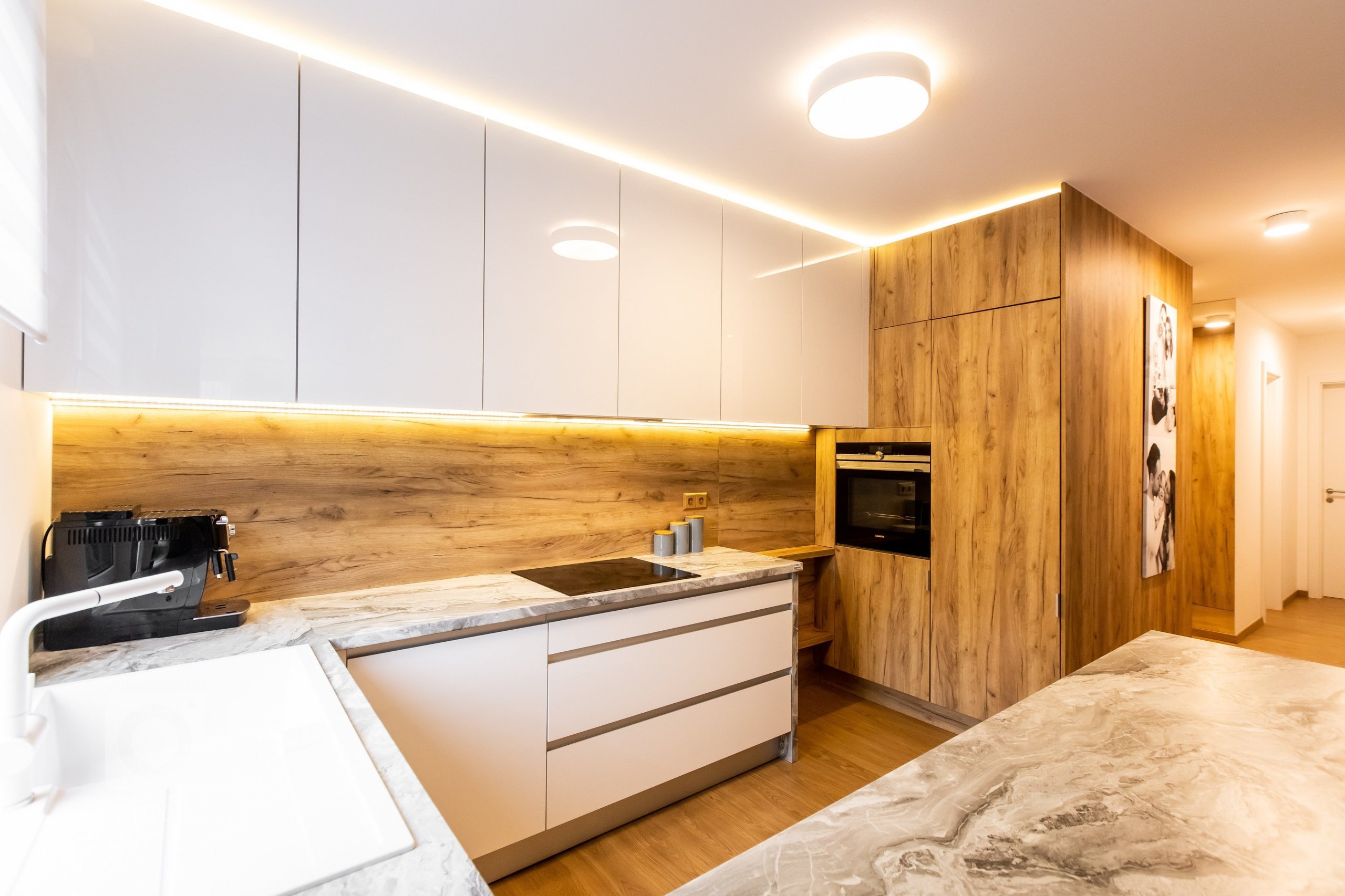 Použité materiály

Horné skrinky: Biely akryl vo vysokom lesku
Dolné skrinky a potravinová skrinka: Biely Akryl vo vysokom lesku
Vysoké skrinky: Dub zlatý
…