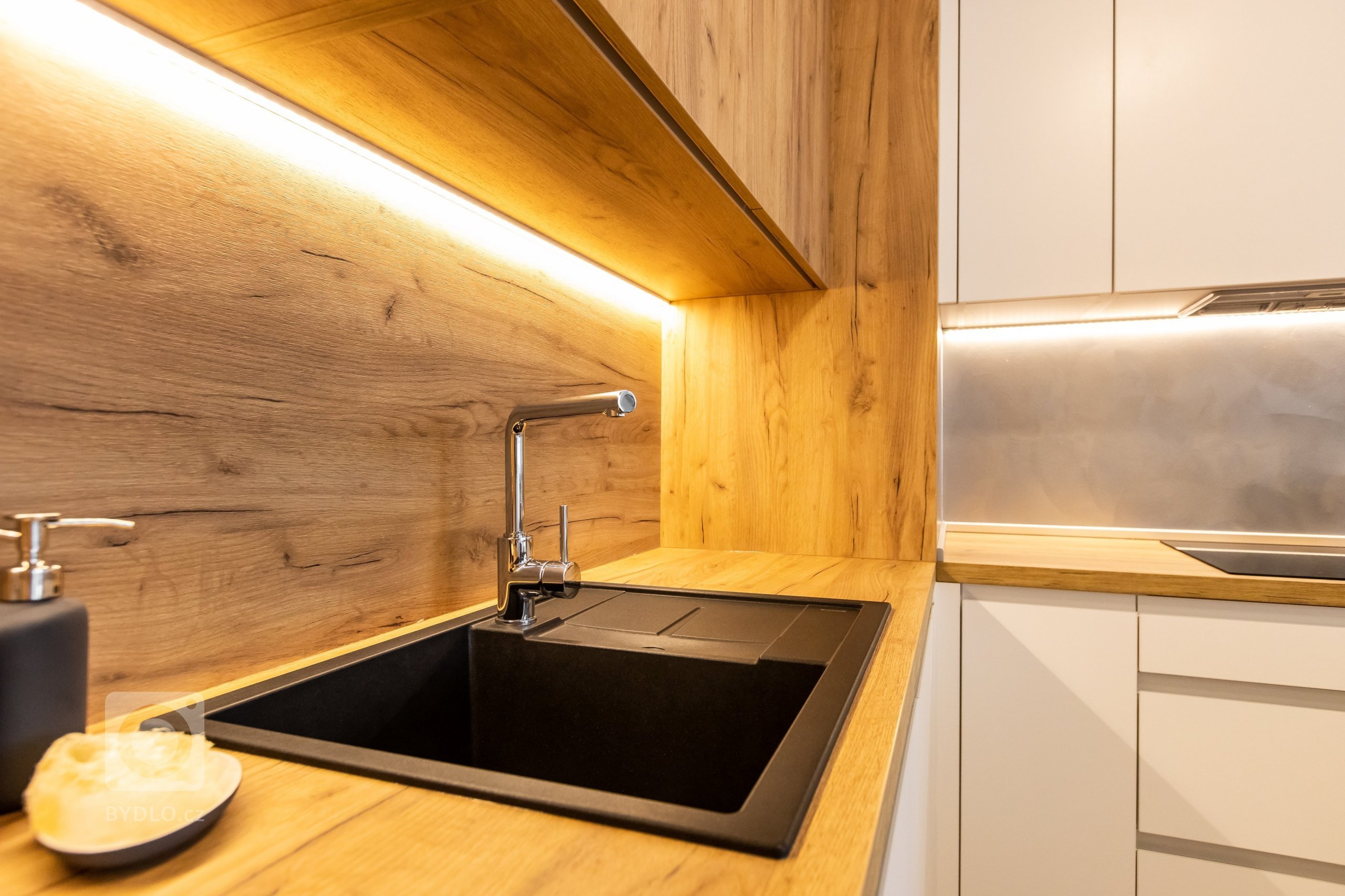 Oku lahodiaca nestarnúca klasika - biely perleťový mat v spojení s dekórom dub zlatý - obohatená o zaujímavé riešenie časti zásteny, kde bol použitý benátsky…