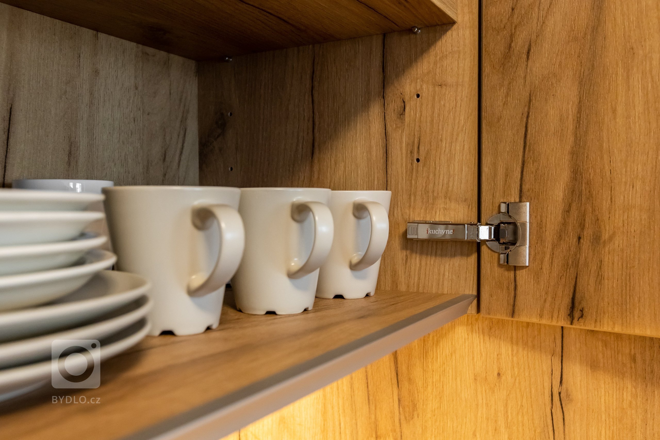 Oku lahodiaca nestarnúca klasika - biely perleťový mat v spojení s dekórom dub zlatý - obohatená o zaujímavé riešenie časti zásteny, kde bol použitý benátsky…