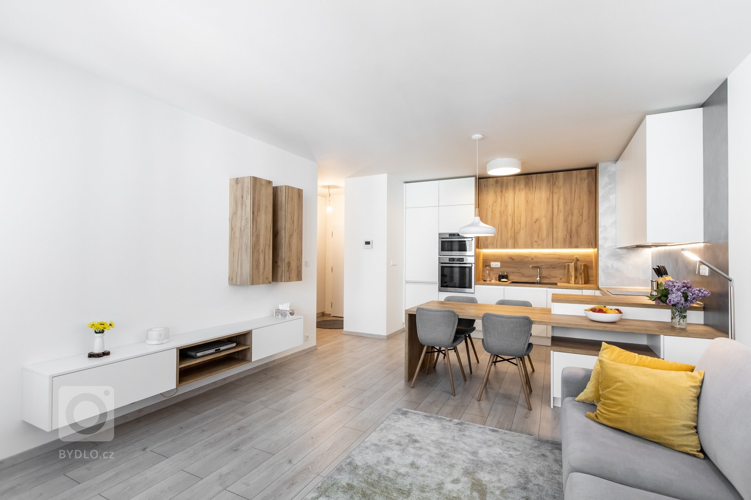 Oku lahodiaca nestarnúca klasika - biely perleťový mat v spojení s dekórom dub zlatý - obohatená o zaujímavé riešenie časti zásteny, kde bol použitý benátsky…