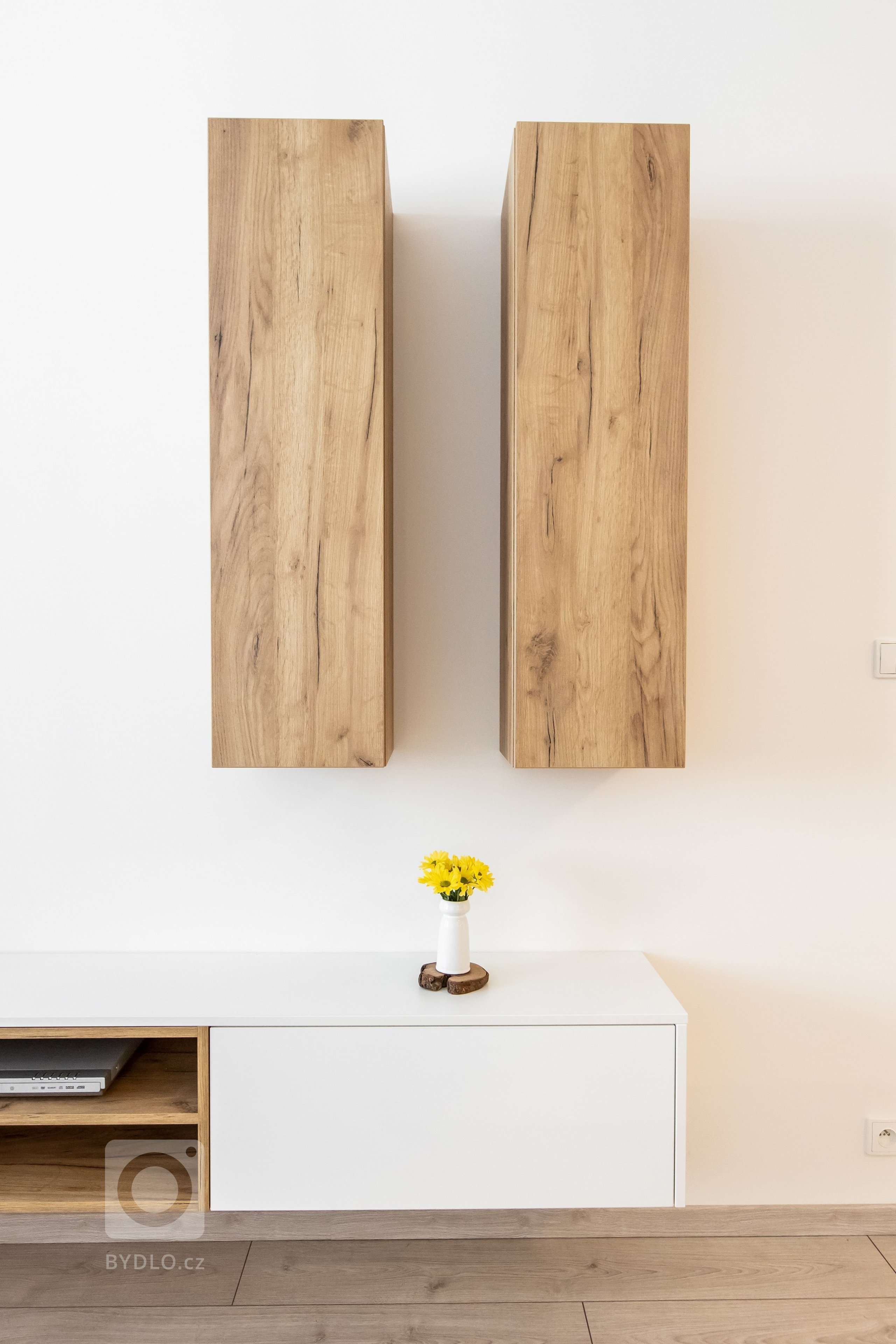 Oku lahodiaca nestarnúca klasika - biely perleťový mat v spojení s dekórom dub zlatý - obohatená o zaujímavé riešenie časti zásteny, kde bol použitý benátsky…