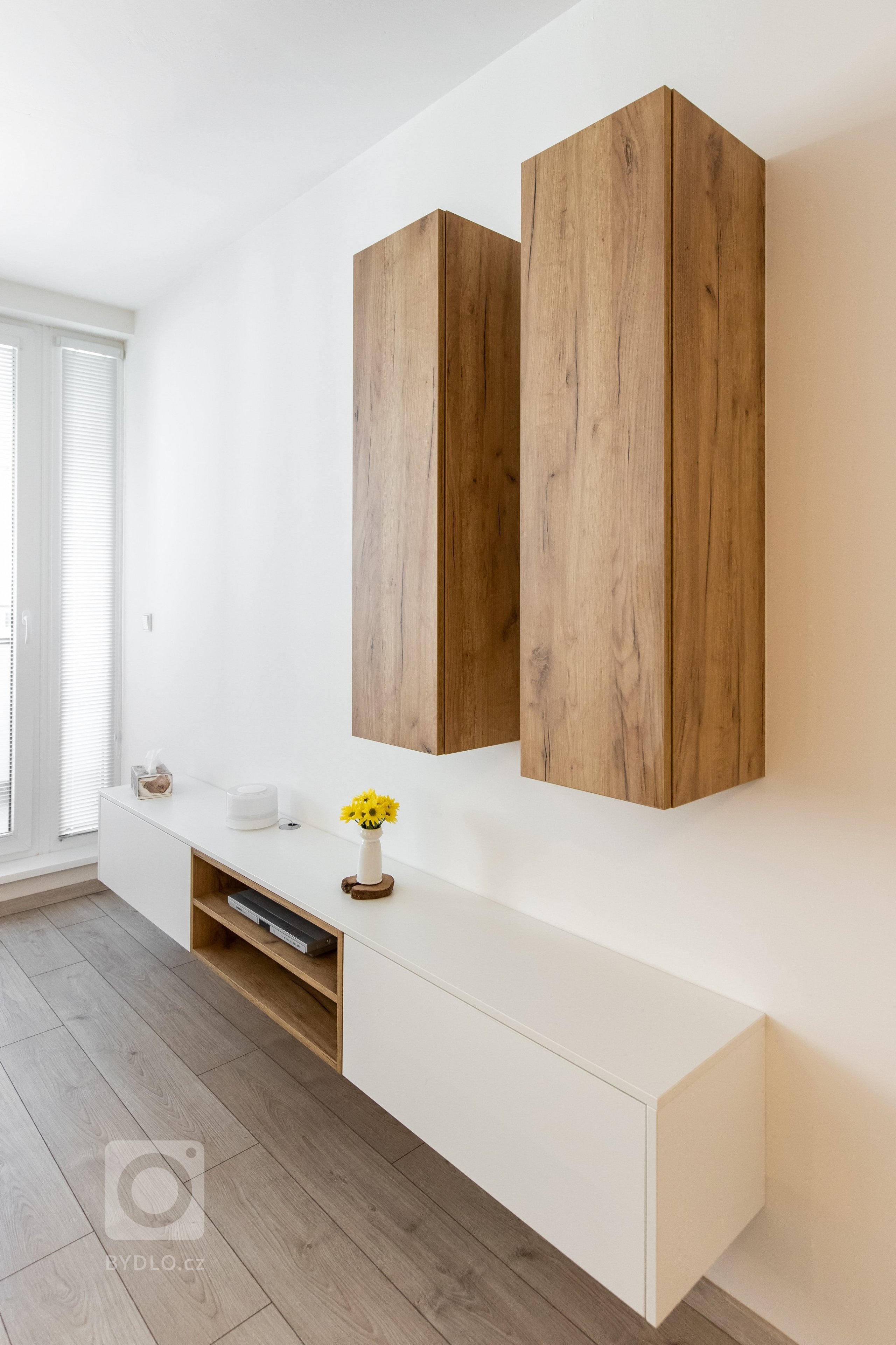 Oku lahodiaca nestarnúca klasika - biely perleťový mat v spojení s dekórom dub zlatý - obohatená o zaujímavé riešenie časti zásteny, kde bol použitý benátsky…