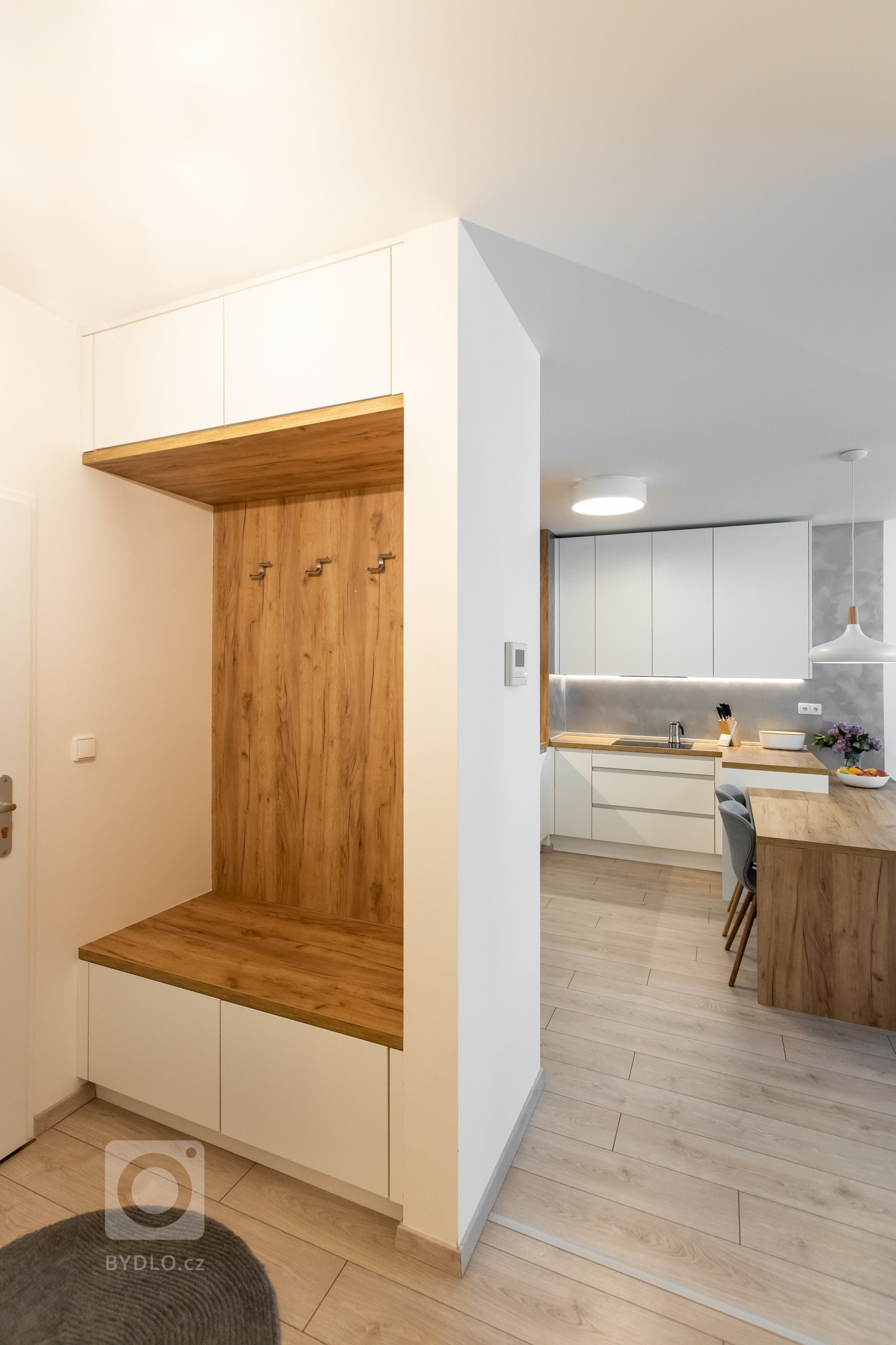 Oku lahodiaca nestarnúca klasika - biely perleťový mat v spojení s dekórom dub zlatý - obohatená o zaujímavé riešenie časti zásteny, kde bol použitý benátsky…