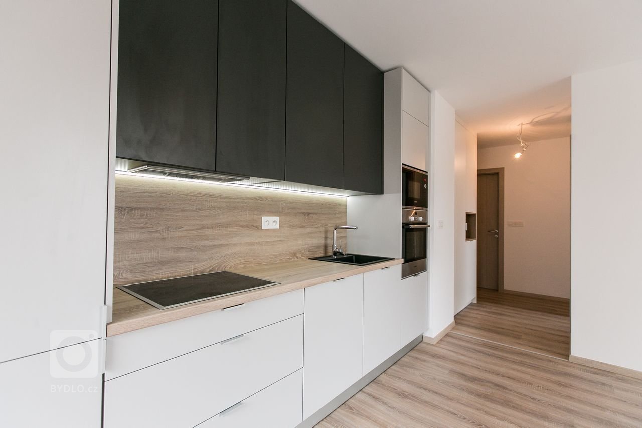 Použité materiály:

Horné skrinky: antracitový mat
Dolné a vysoké skrinky:&nbsp;biely perleťový mat
Vstavané skrine: biely perleťový mat
Výklenok: dub…