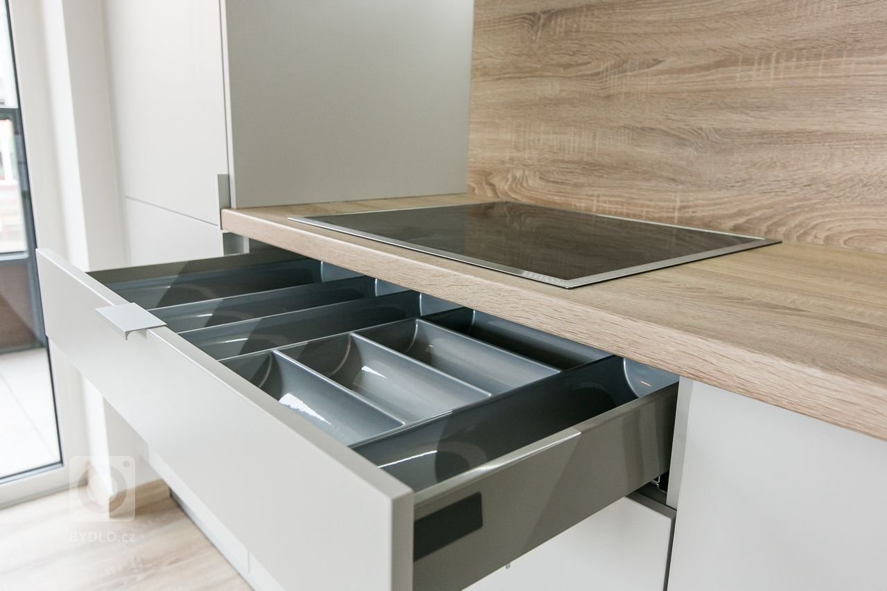 Použité materiály:

Horné skrinky: antracitový mat
Dolné a vysoké skrinky:&nbsp;biely perleťový mat
Vstavané skrine: biely perleťový mat
Výklenok: dub…