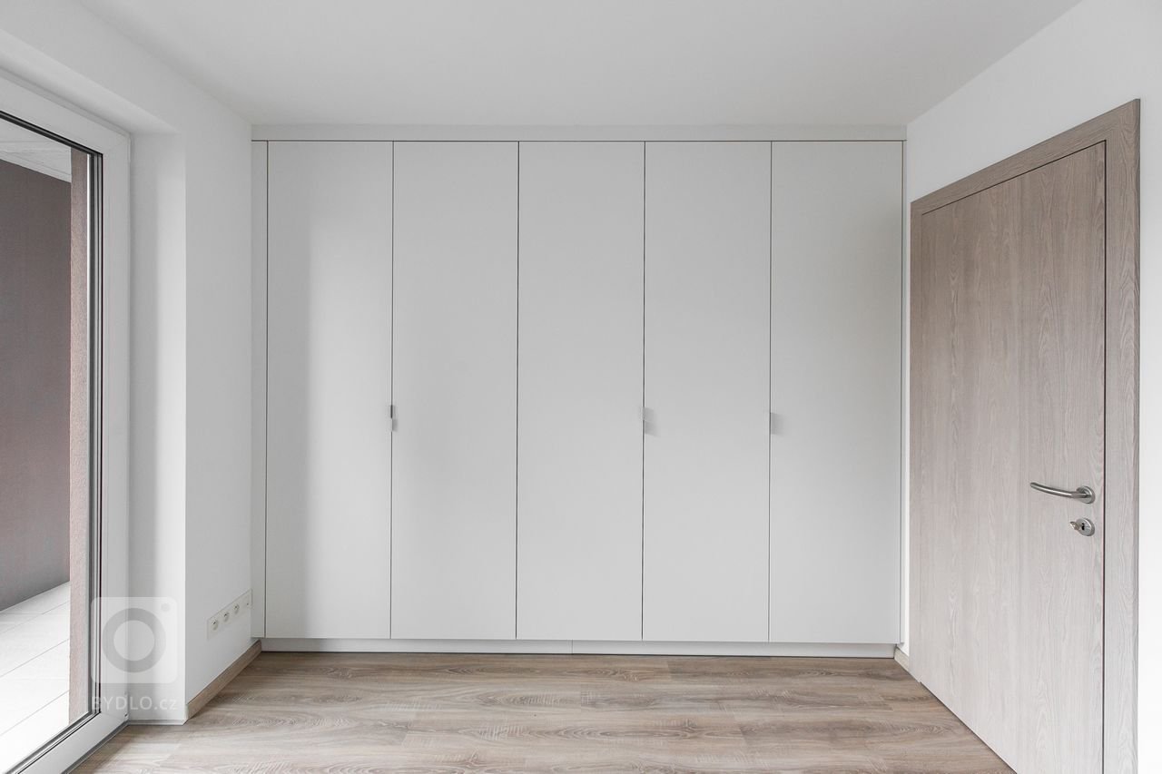 Použité materiály:

Horné skrinky: antracitový mat
Dolné a vysoké skrinky:&nbsp;biely perleťový mat
Vstavané skrine: biely perleťový mat
Výklenok: dub…