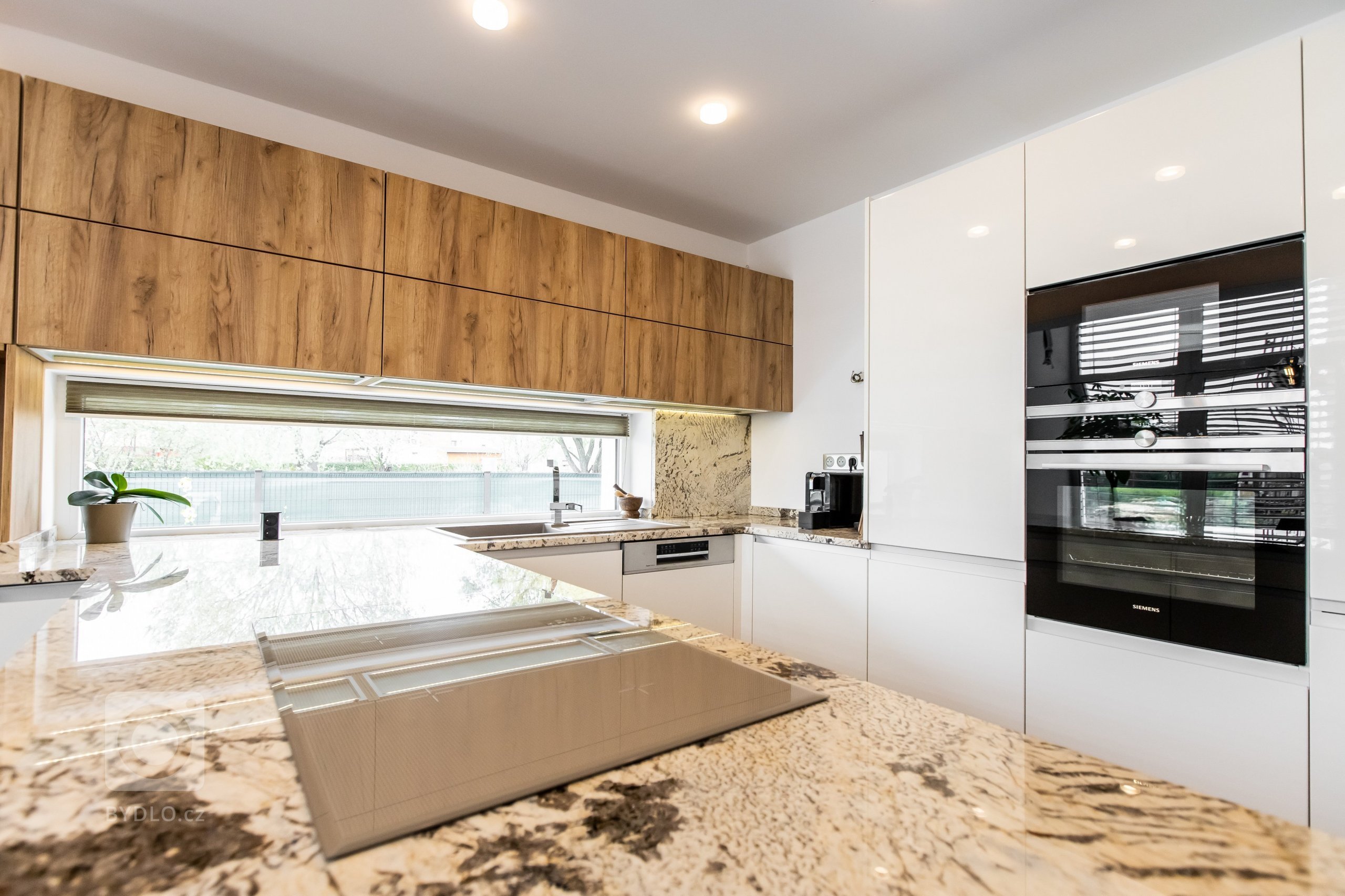 Použité materiály

Horné skrinky: Dub zlatý
Dolné skrinky: Biely akryl vo vysokom lesku
Vysoké skrinky: Biely akryl vo vysokom lesku
Zástena a pracovná…