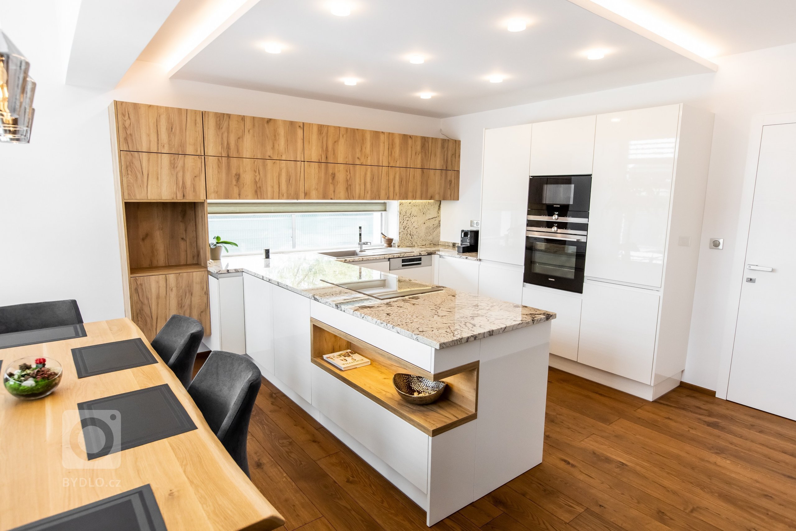 Použité materiály

Horné skrinky: Dub zlatý
Dolné skrinky: Biely akryl vo vysokom lesku
Vysoké skrinky: Biely akryl vo vysokom lesku
Zástena a pracovná…