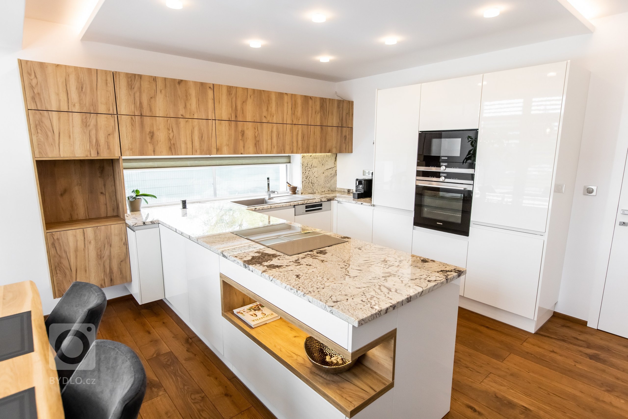 Použité materiály

Horné skrinky: Dub zlatý
Dolné skrinky: Biely akryl vo vysokom lesku
Vysoké skrinky: Biely akryl vo vysokom lesku
Zástena a pracovná…