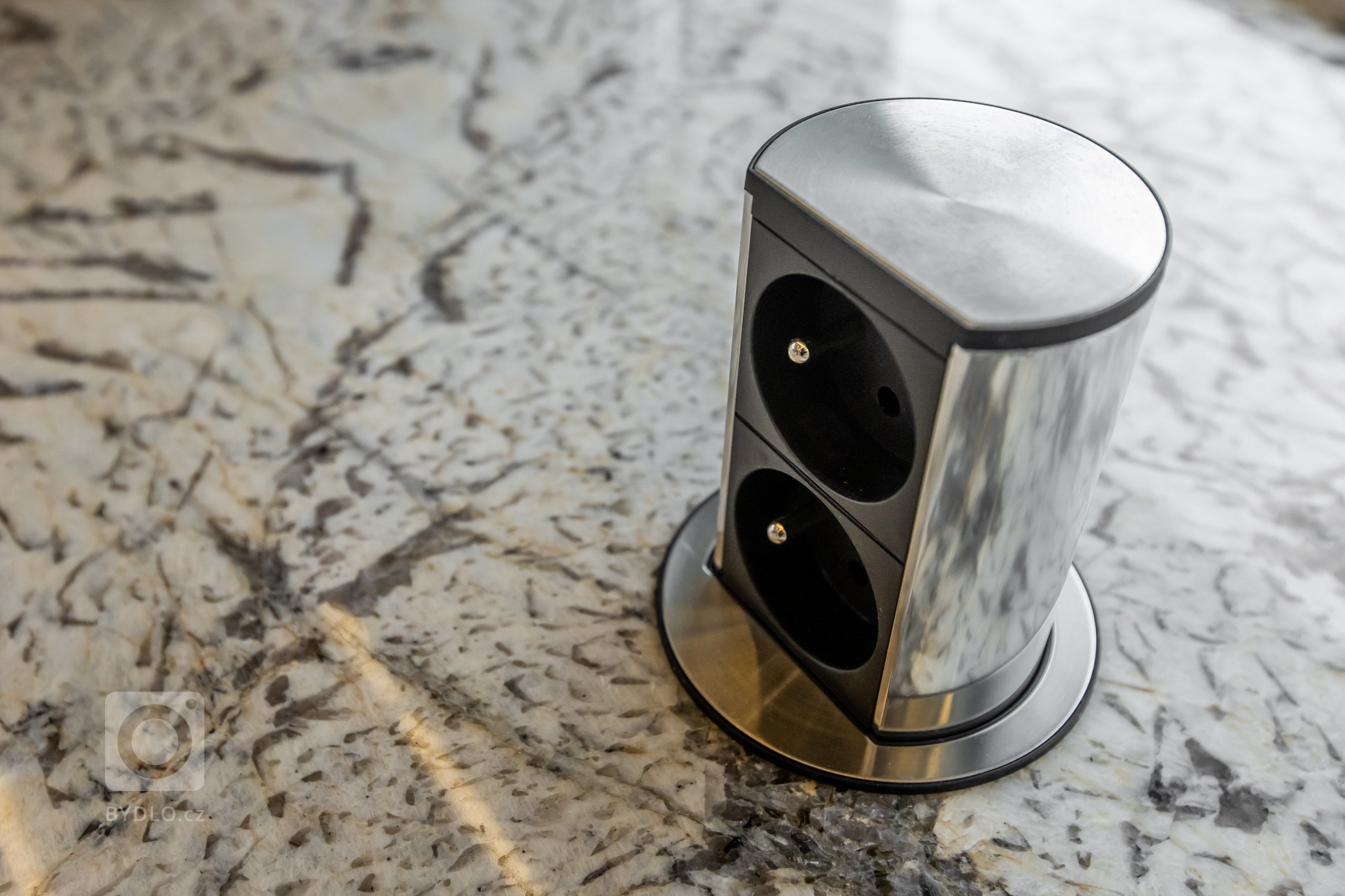 Použité materiály

Horné skrinky: Dub zlatý
Dolné skrinky: Biely akryl vo vysokom lesku
Vysoké skrinky: Biely akryl vo vysokom lesku
Zástena a pracovná…