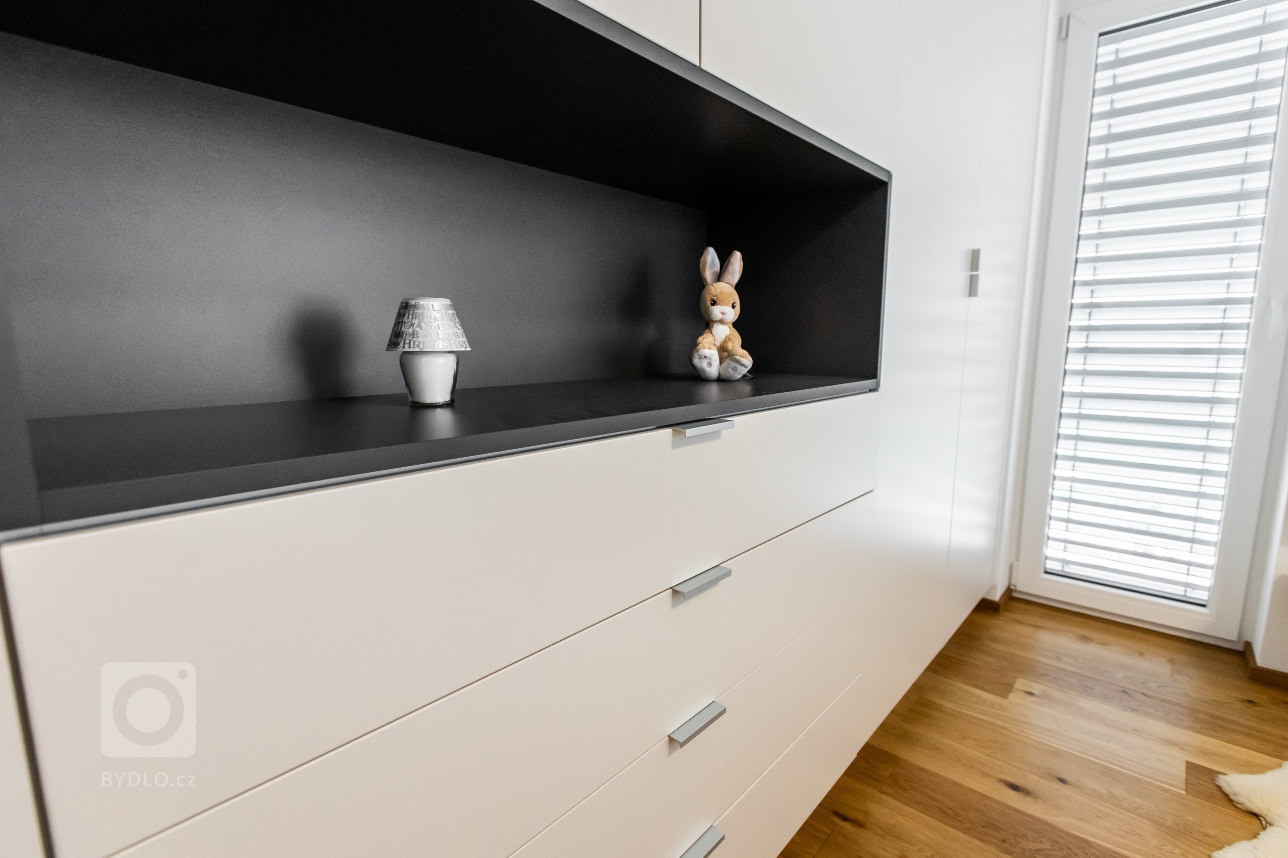 Použité materiály

Horné skrinky: Dub zlatý
Dolné skrinky: Biely akryl vo vysokom lesku
Vysoké skrinky: Biely akryl vo vysokom lesku
Zástena a pracovná…