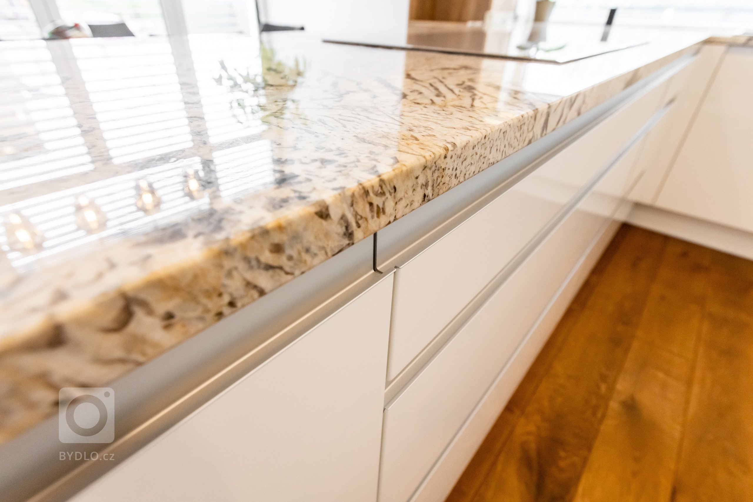 Použité materiály

Horné skrinky: Dub zlatý
Dolné skrinky: Biely akryl vo vysokom lesku
Vysoké skrinky: Biely akryl vo vysokom lesku
Zástena a pracovná…