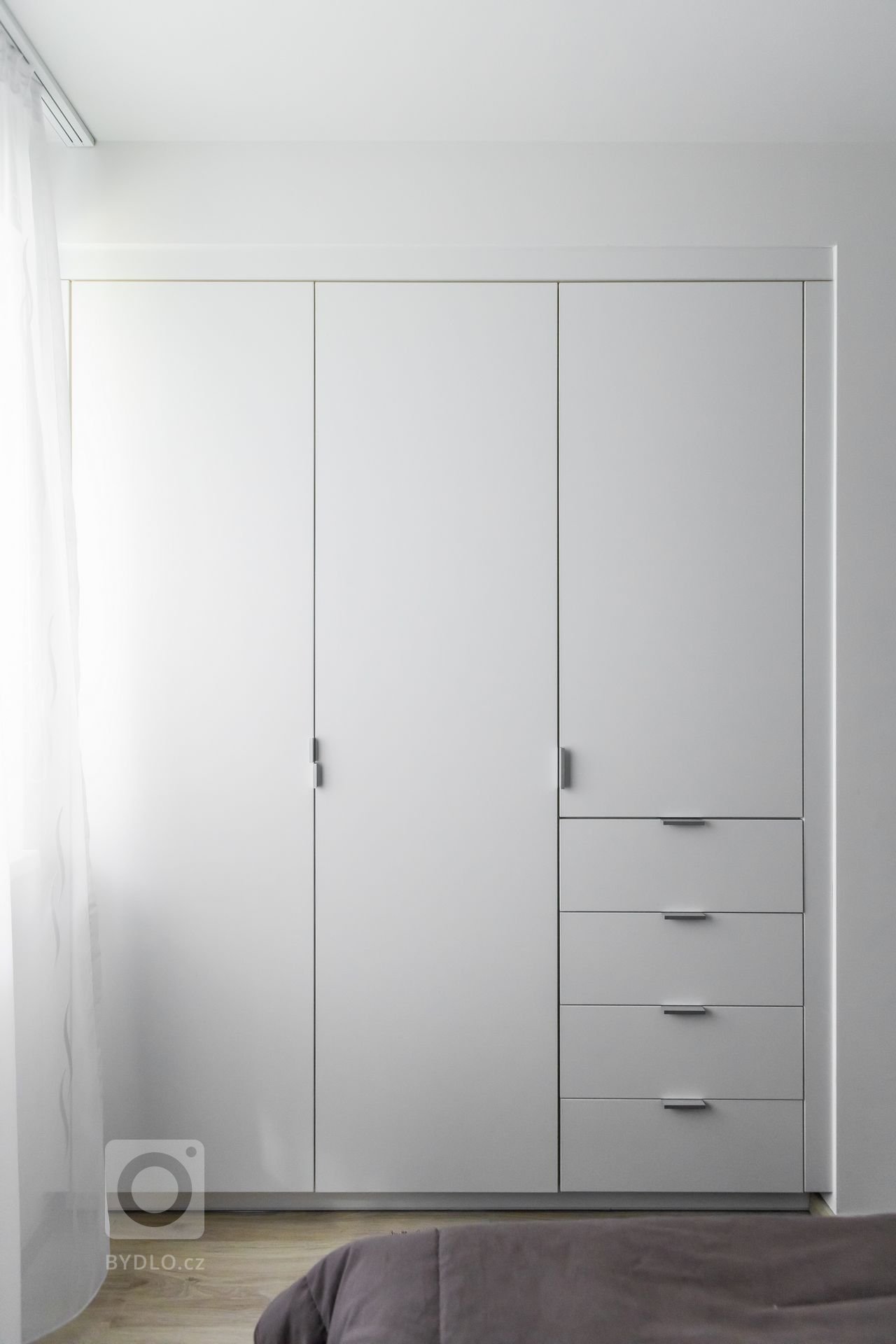 Materiály: Biely perleťový mat a Dub zlatý
Prac. doska:&nbsp;

Podsvietenie: Teplý&nbsp;LED pás

Madlá:&nbsp; Madlo v tvare &quot;L&quot;
