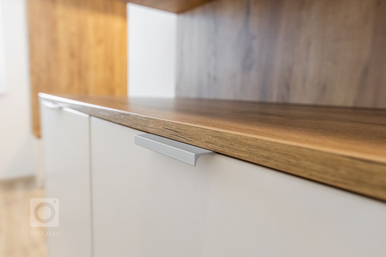 Materiály: Biely perleťový mat a Dub zlatý
Prac. doska:&nbsp;

Podsvietenie: Teplý&nbsp;LED pás

Madlá:&nbsp; Madlo v tvare &quot;L&quot;
