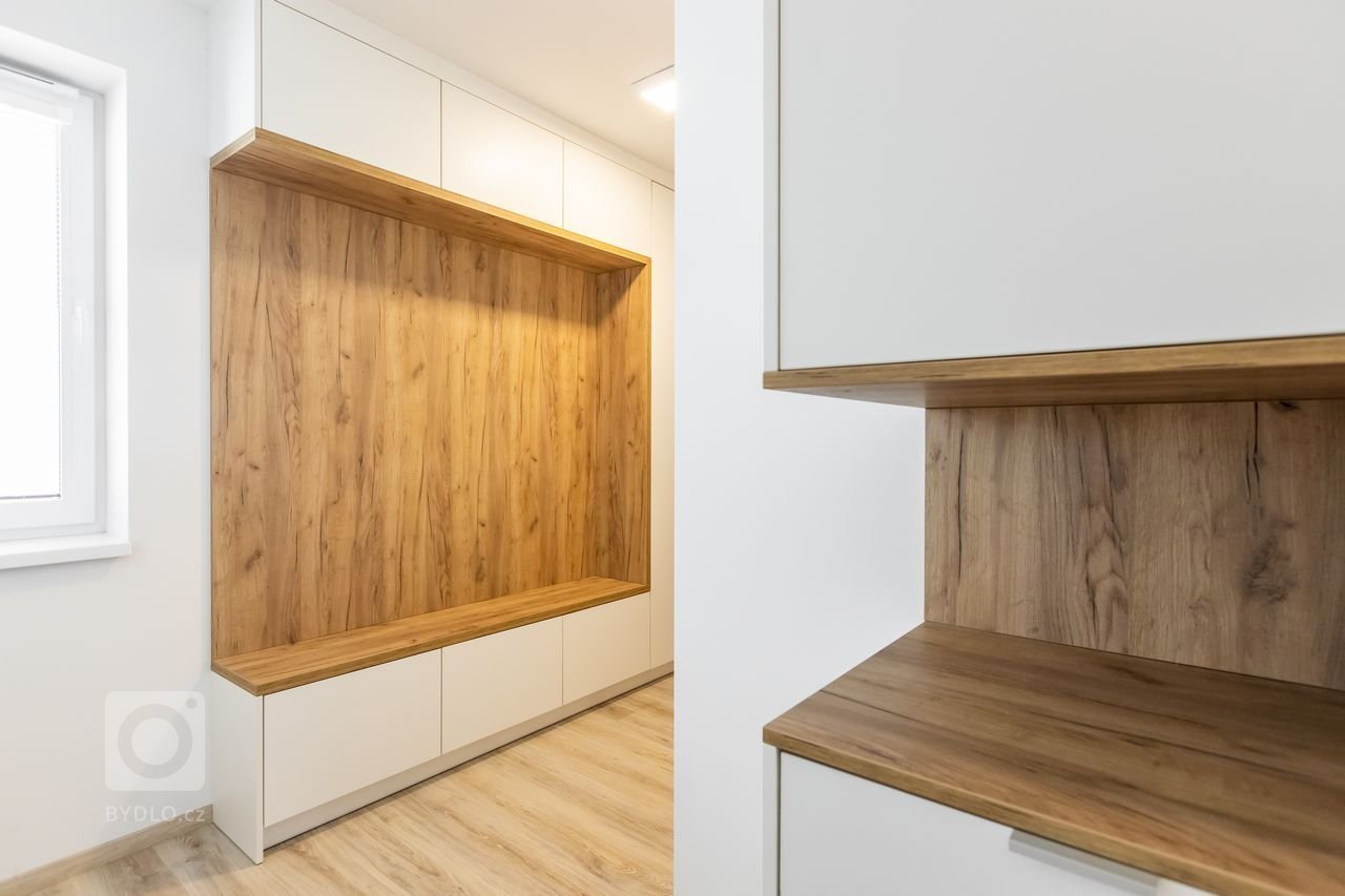 Materiály: Biely perleťový mat a Dub zlatý
Prac. doska:&nbsp;

Podsvietenie: Teplý&nbsp;LED pás

Madlá:&nbsp; Madlo v tvare &quot;L&quot;
