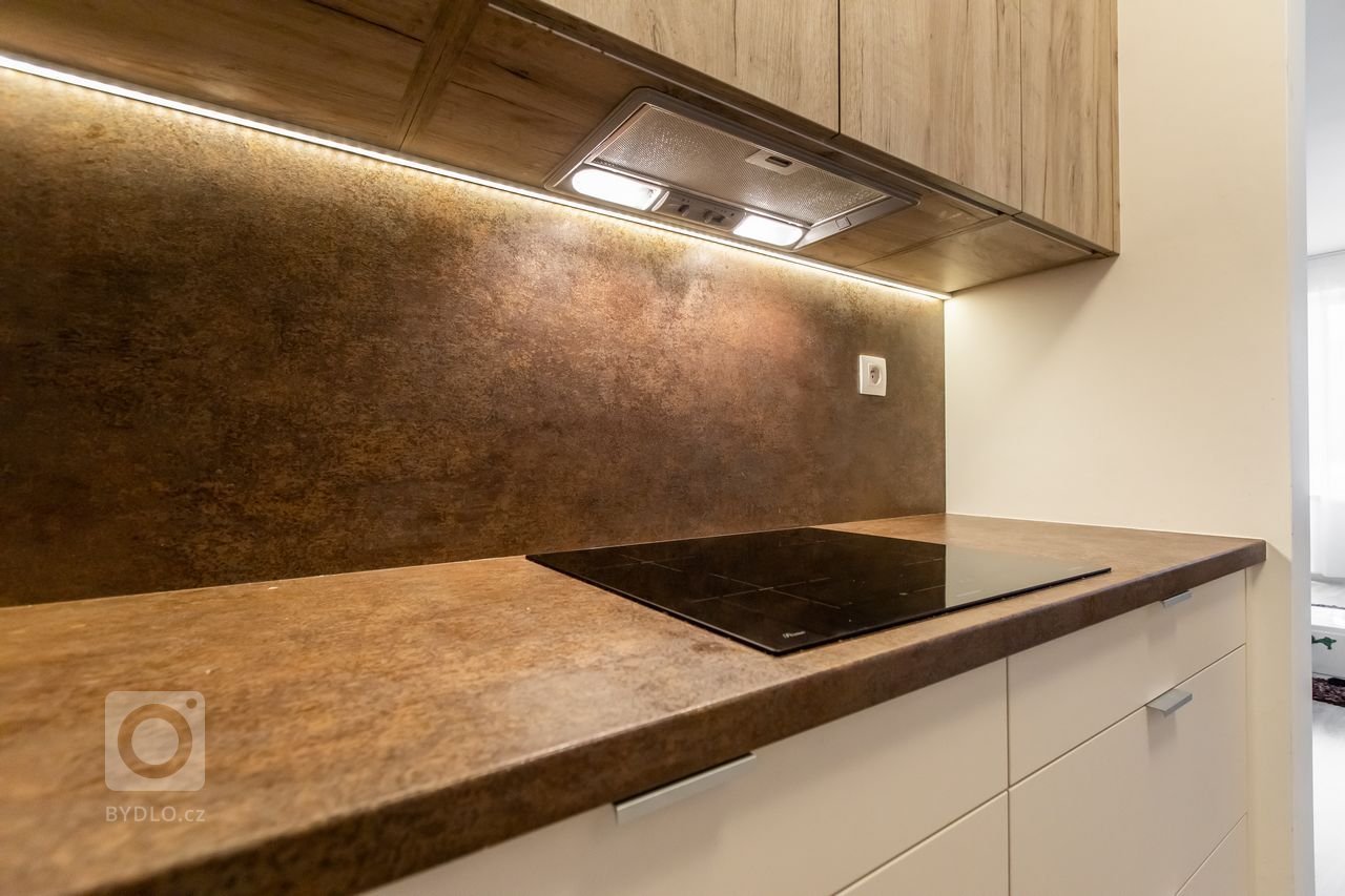 Materiály: Biely perleťový mat a Dub zlatý
Prac. doska:&nbsp;

Podsvietenie: Teplý&nbsp;LED pás

Madlá:&nbsp; Madlo v tvare &quot;L&quot;
