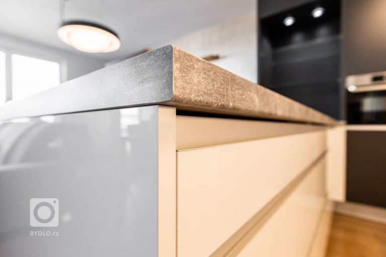 add picture to album