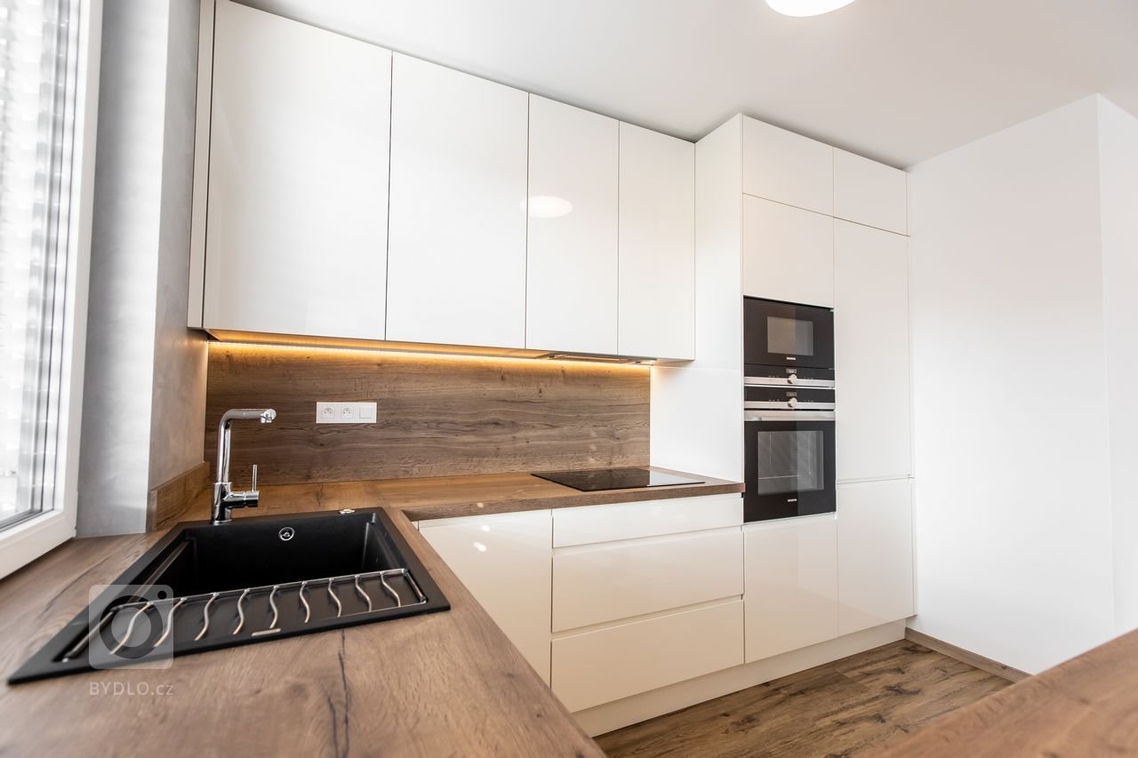 Použité materiály

Horné skrinky: Akryl vo vysokom lesku - mandľová
Dolné skrinky a potravinová skrinka: Akryl vo vysokom lesku - mandľová
Pracovná doska a…