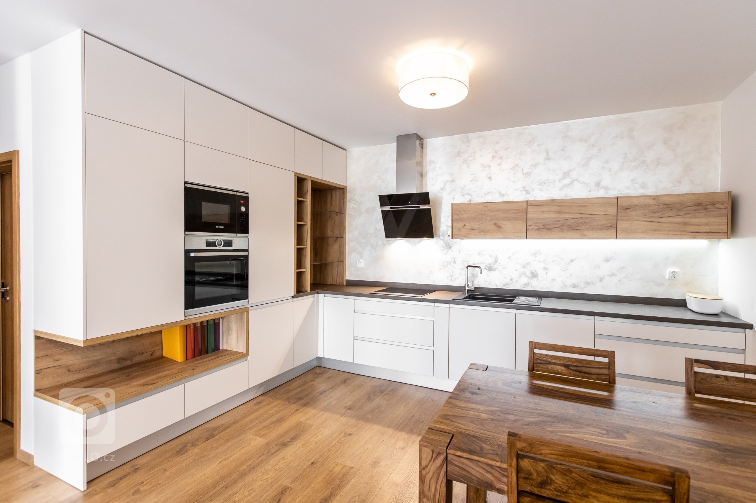 Inšpirujte sa realizáciou kuchynskej linky, vstavanej skrine a obývačky v krásnej novostavbe Čerešne v Bratislavskej Dúbravke. Moderná kuchynská linka do tvaru…