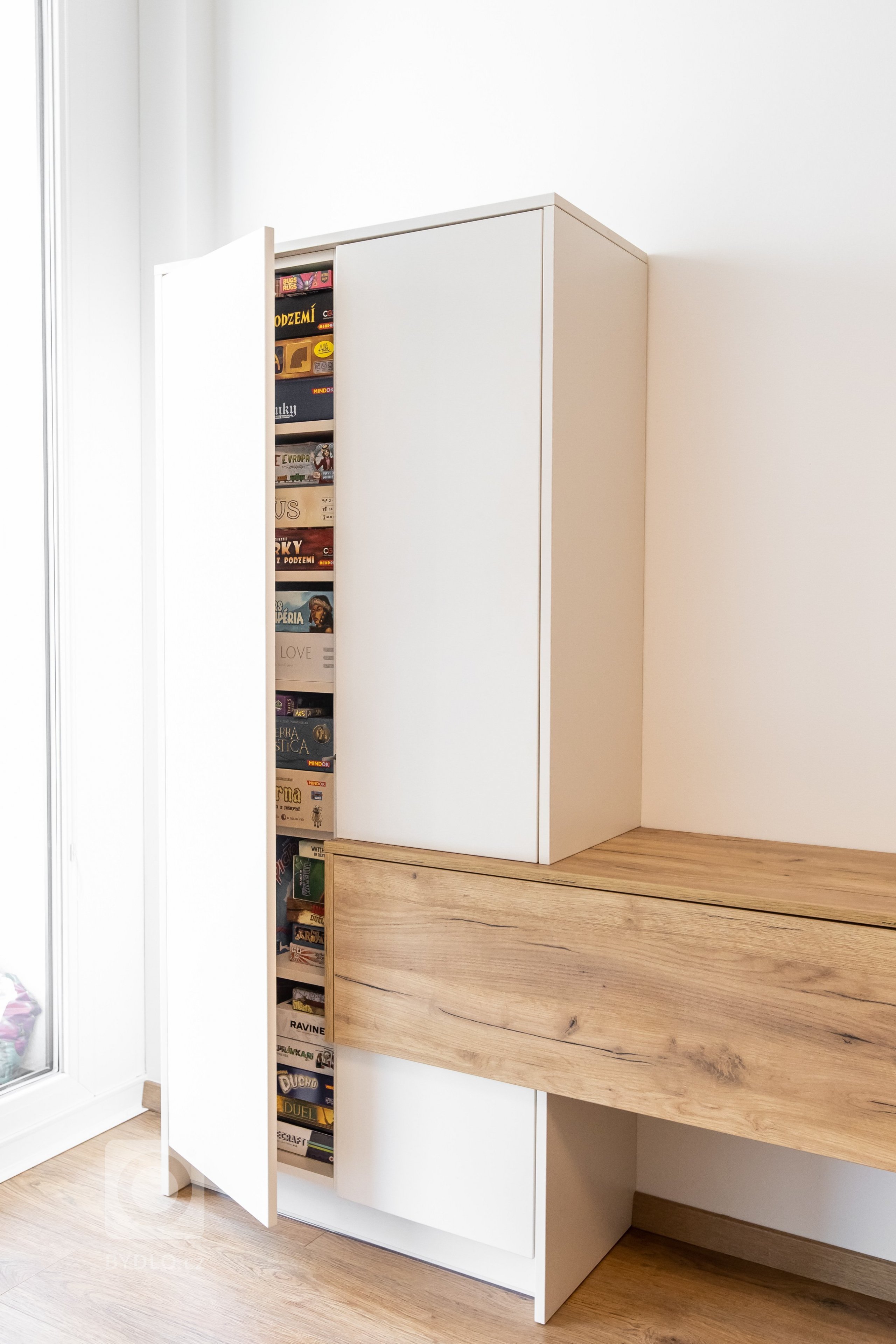 Inšpirujte sa realizáciou kuchynskej linky, vstavanej skrine a obývačky v krásnej novostavbe Čerešne v Bratislavskej Dúbravke. Moderná kuchynská linka do tvaru…