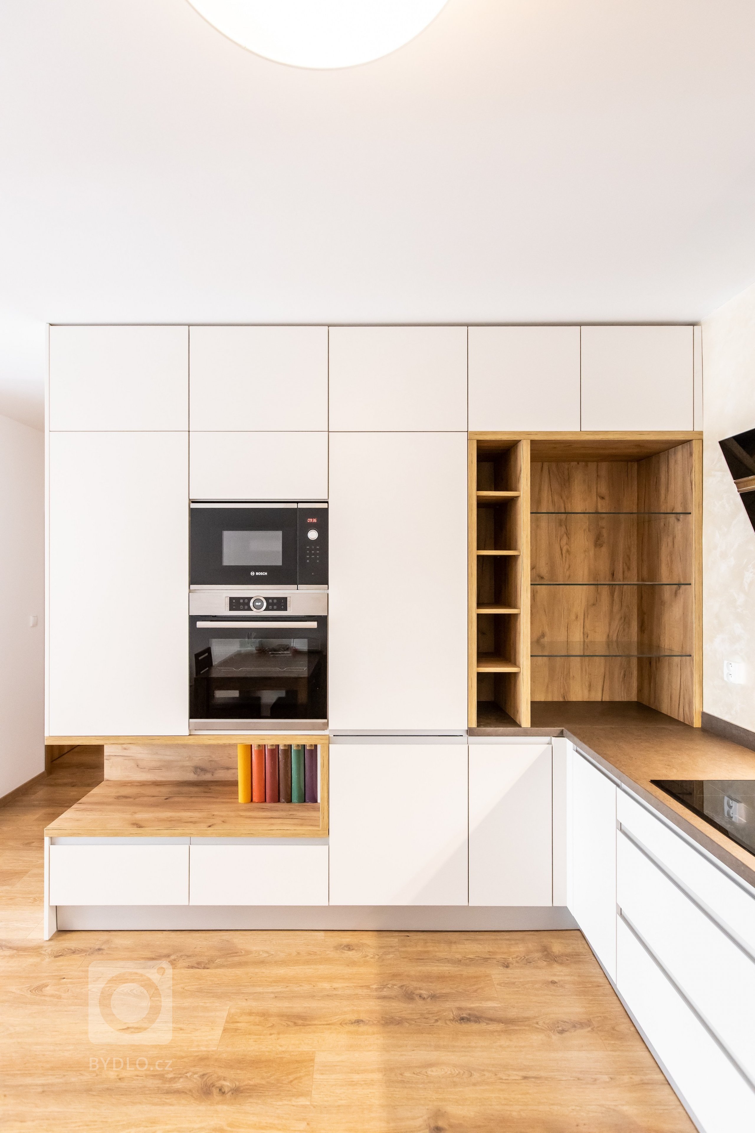 Inšpirujte sa realizáciou kuchynskej linky, vstavanej skrine a obývačky v krásnej novostavbe Čerešne v Bratislavskej Dúbravke. Moderná kuchynská linka do tvaru…