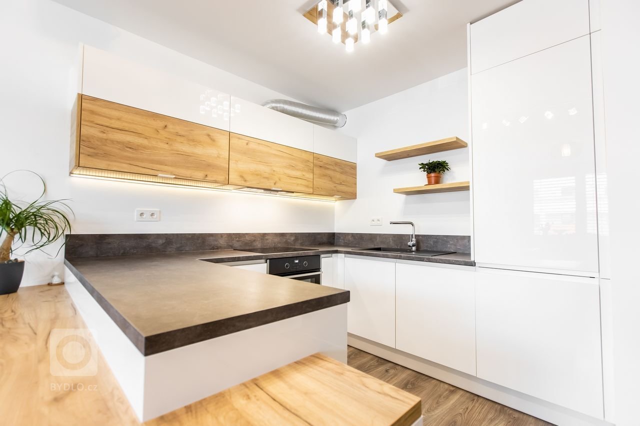 Použité materiály

Horné skrinky: Dub zlatý v kombinácii s&nbsp; bielym&nbsp;vysokým leskom
Dolné skrinky a potravinová skrinka: Akryl vo vysokom lesku v…