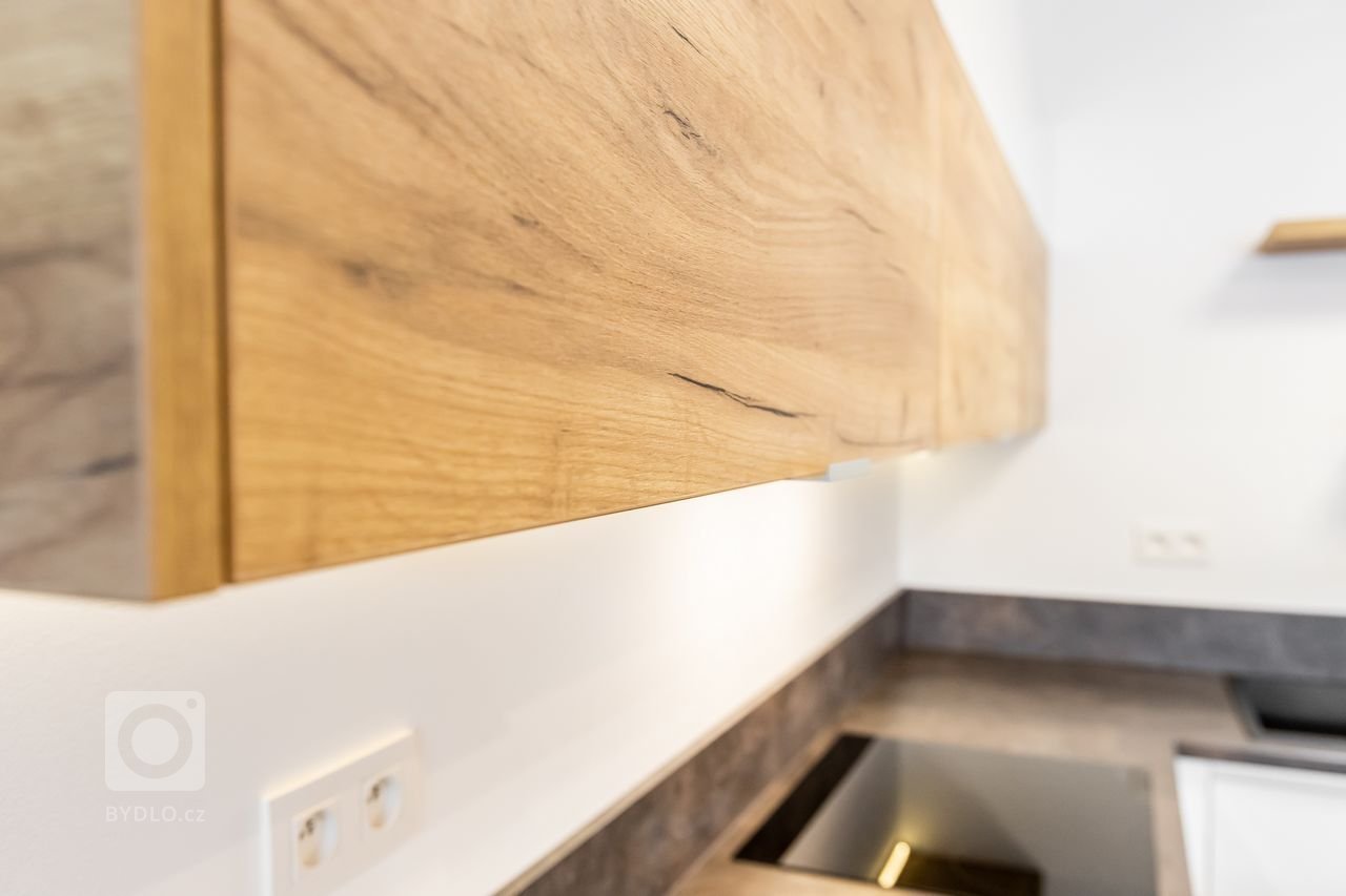 Použité materiály

Horné skrinky: Dub zlatý v kombinácii s&nbsp; bielym&nbsp;vysokým leskom
Dolné skrinky a potravinová skrinka: Akryl vo vysokom lesku v…