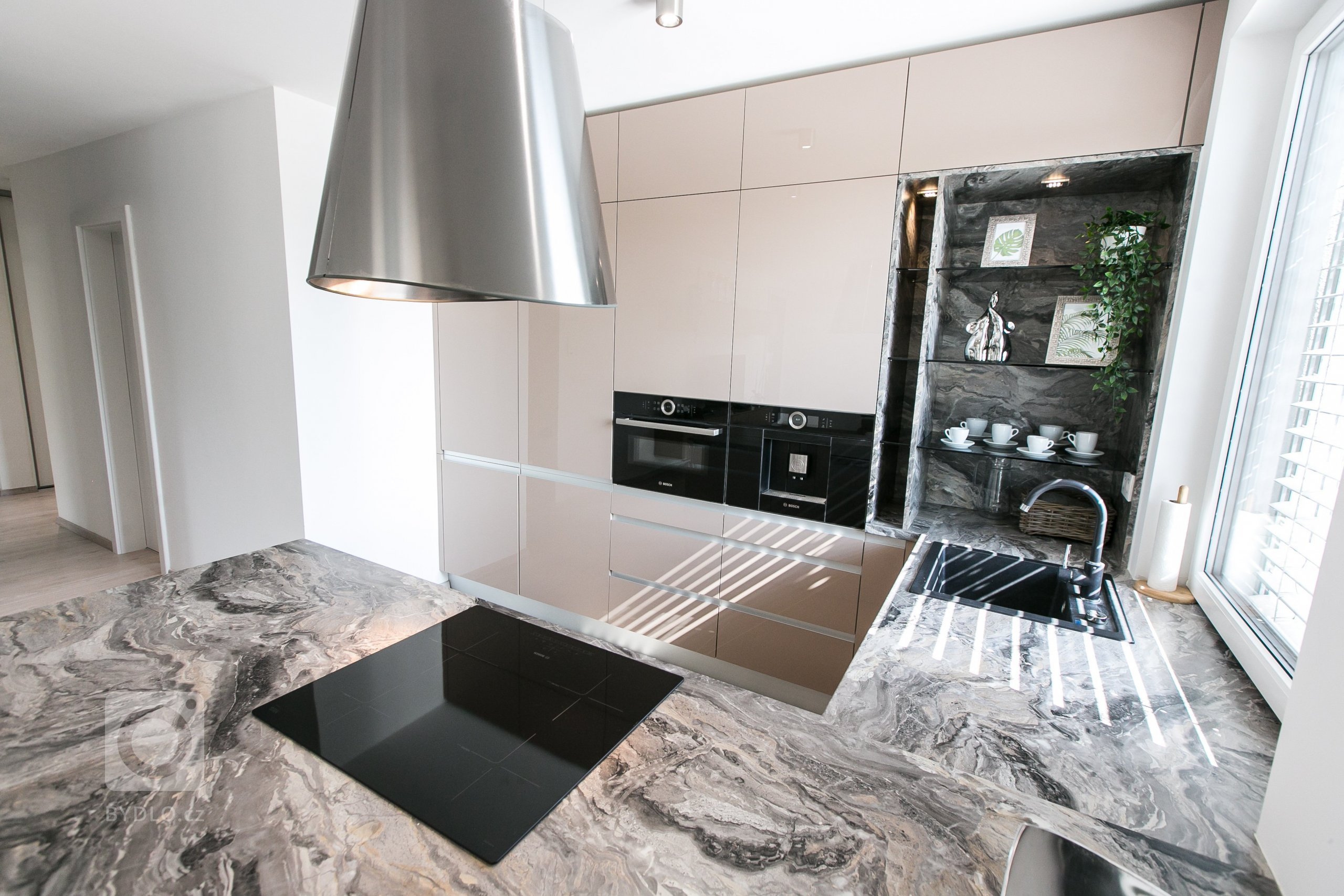 Použité materiály

Skrinky: Akryl vo vysokom lesku -Cappuccino
Pracovná doska: Mramor Cipollino čierna meď
Madlo: Zafrézované hliníkové madlo
&nbsp;
