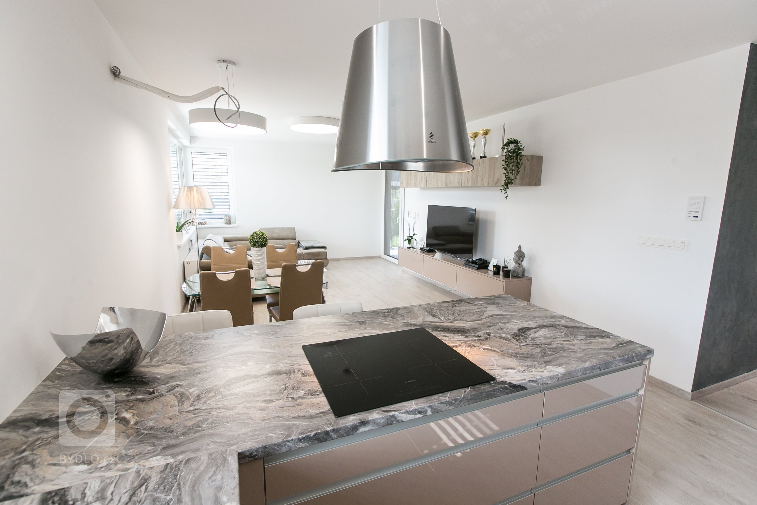 Použité materiály

Skrinky: Akryl vo vysokom lesku -Cappuccino
Pracovná doska: Mramor Cipollino čierna meď
Madlo: Zafrézované hliníkové madlo
&nbsp;
