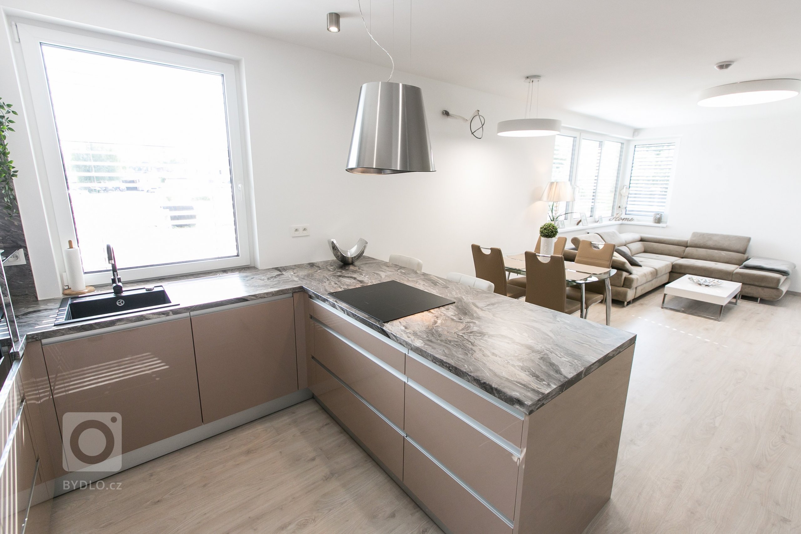 Použité materiály

Skrinky: Akryl vo vysokom lesku -Cappuccino
Pracovná doska: Mramor Cipollino čierna meď
Madlo: Zafrézované hliníkové madlo
&nbsp;
