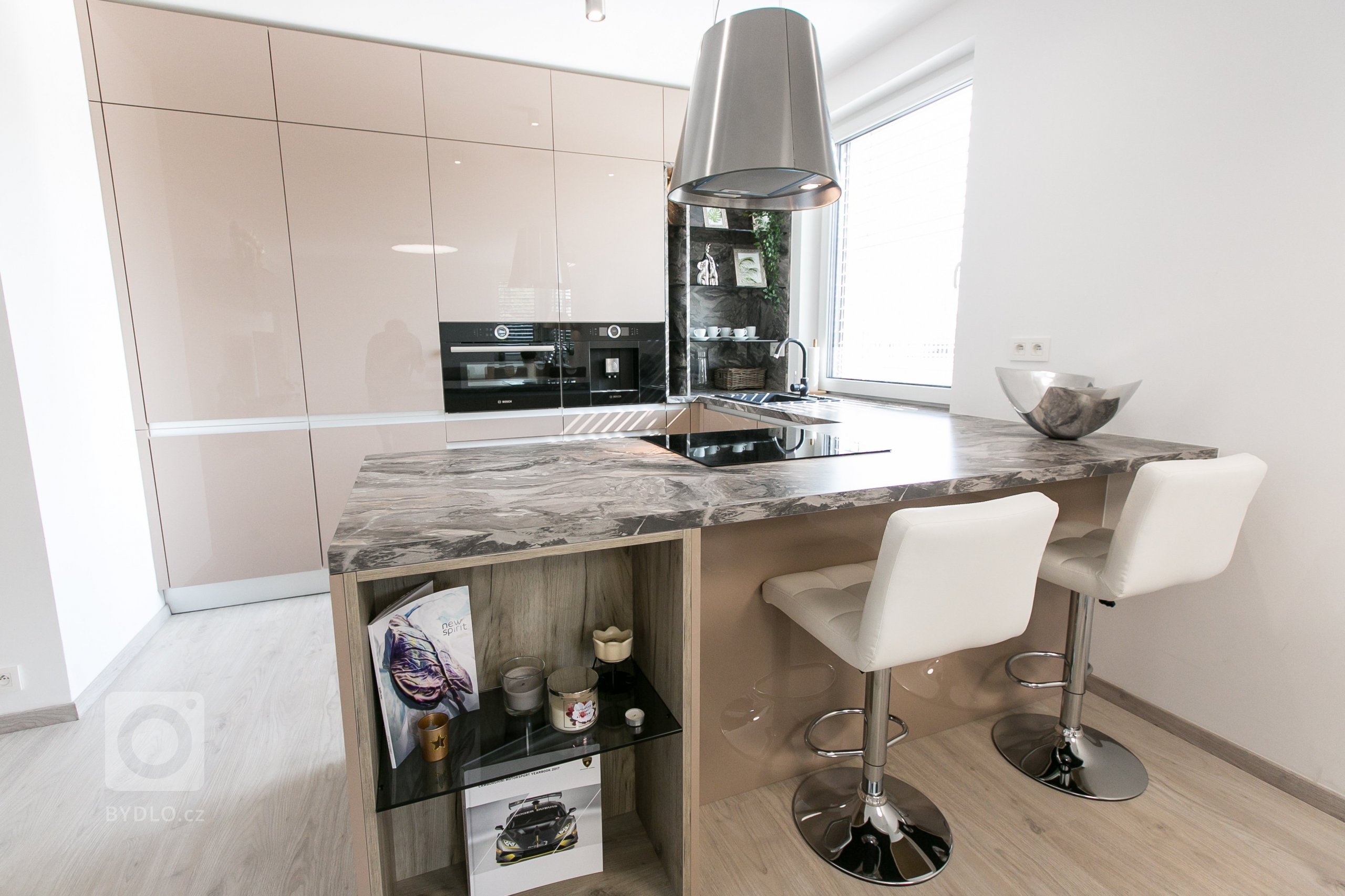 Použité materiály

Skrinky: Akryl vo vysokom lesku -Cappuccino
Pracovná doska: Mramor Cipollino čierna meď
Madlo: Zafrézované hliníkové madlo
&nbsp;
