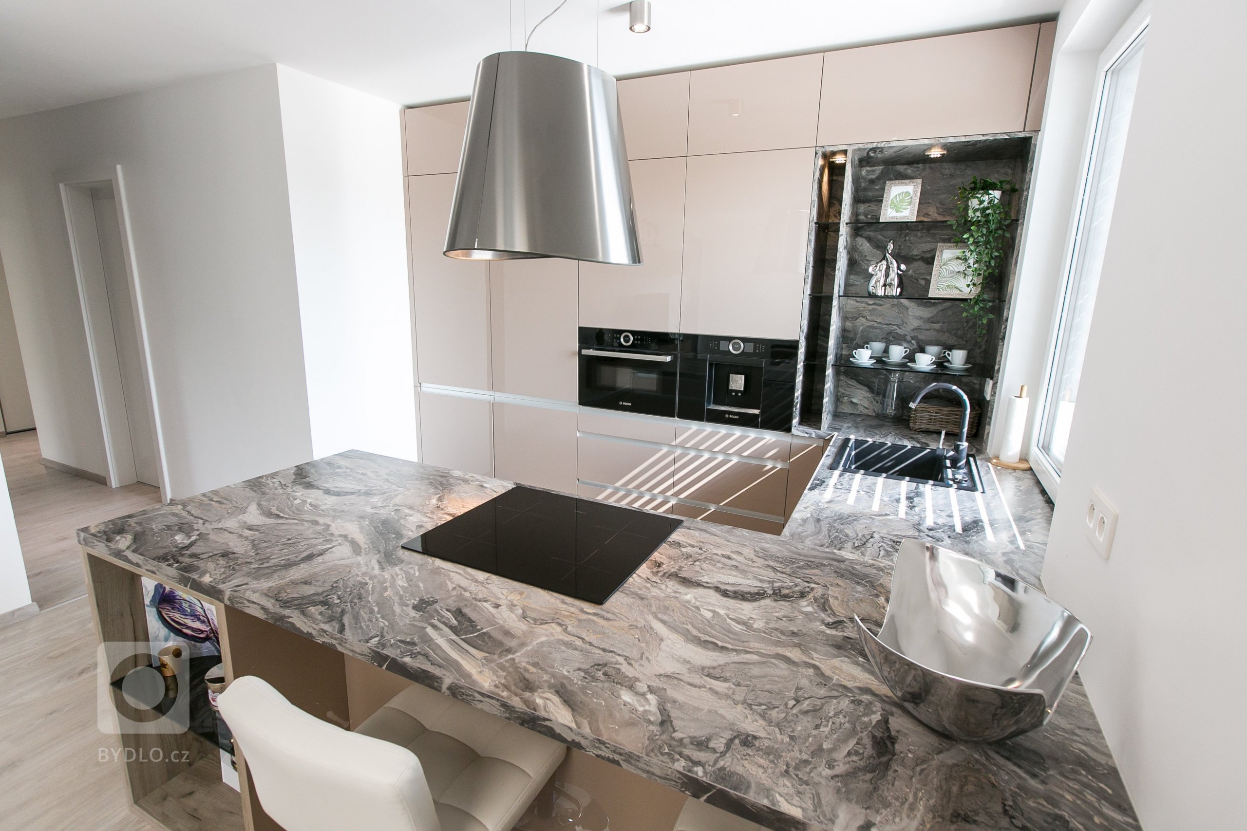 Použité materiály

Skrinky: Akryl vo vysokom lesku -Cappuccino
Pracovná doska: Mramor Cipollino čierna meď
Madlo: Zafrézované hliníkové madlo
&nbsp;
