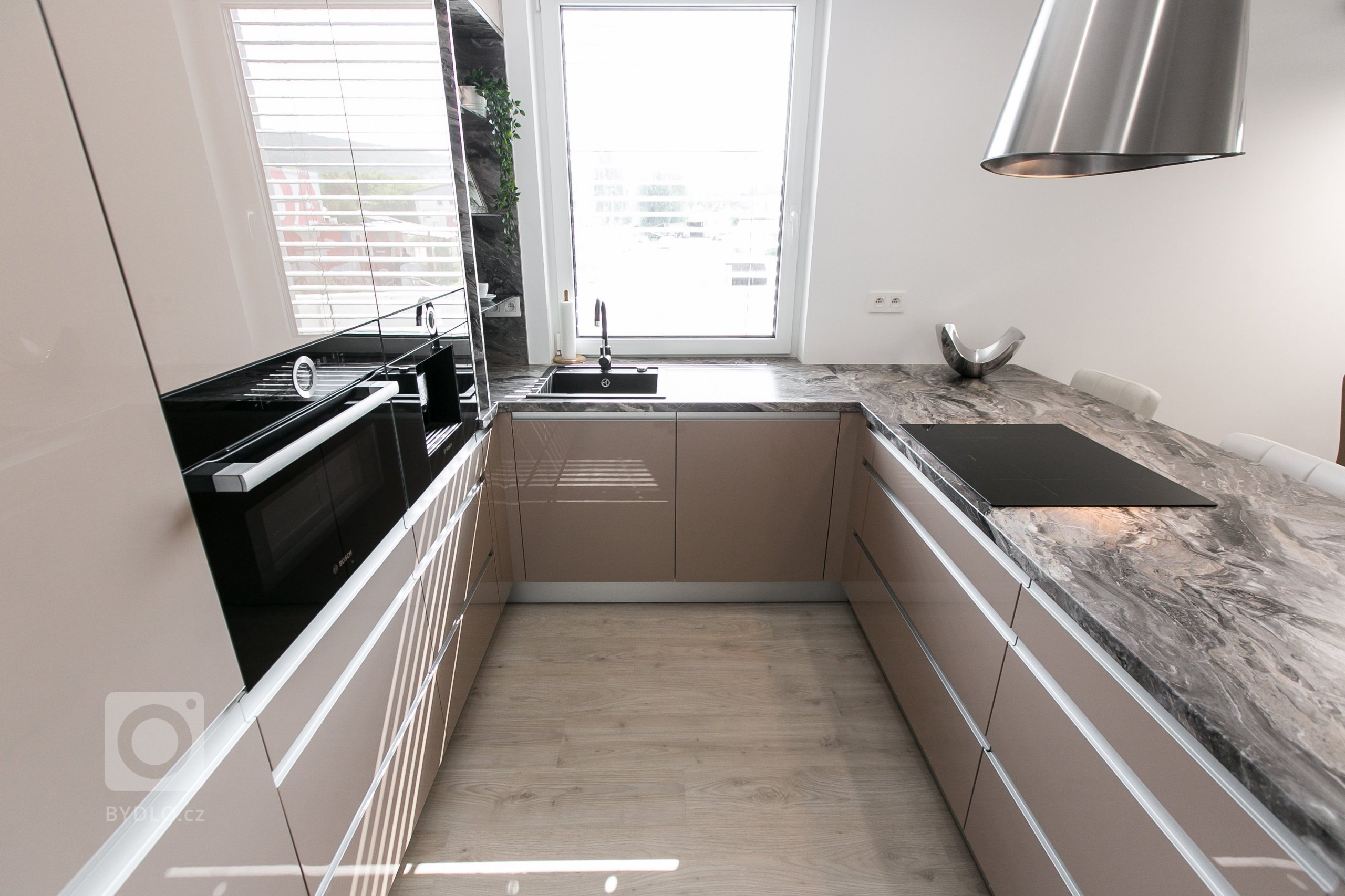 Použité materiály

Skrinky: Akryl vo vysokom lesku -Cappuccino
Pracovná doska: Mramor Cipollino čierna meď
Madlo: Zafrézované hliníkové madlo
&nbsp;
