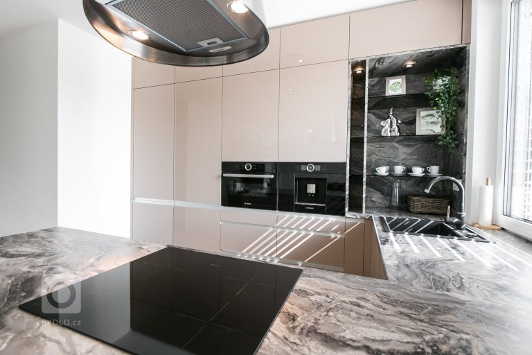 add picture to album