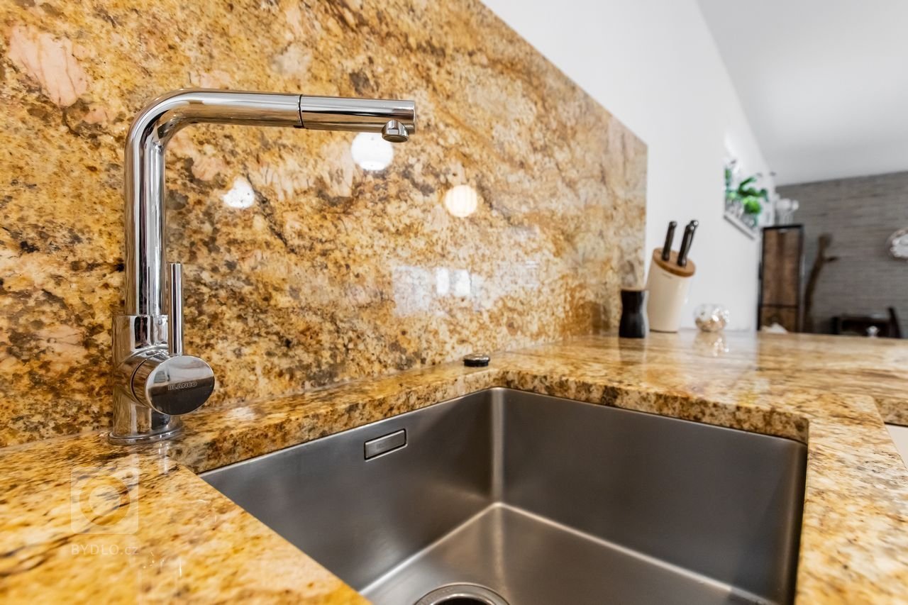 Kombinácia predstáv klienta a skúsenosti dizajnéra vytvorili jedinečný originál kuchyne z materiálov vo vysokom lesku. K dominantnej škoricovej farbe horných…