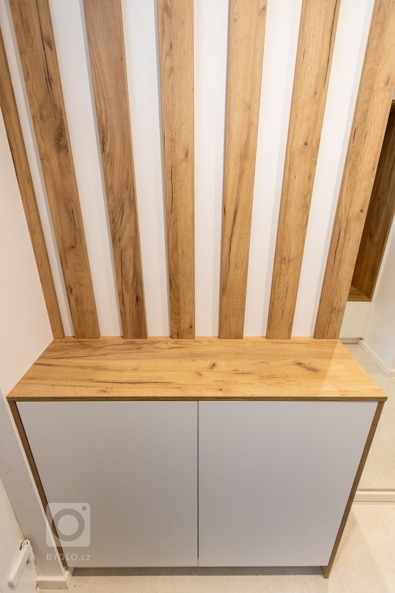 Kombinácia predstáv klienta a skúsenosti dizajnéra vytvorili jedinečný originál kuchyne z materiálov vo vysokom lesku. K dominantnej škoricovej farbe horných…