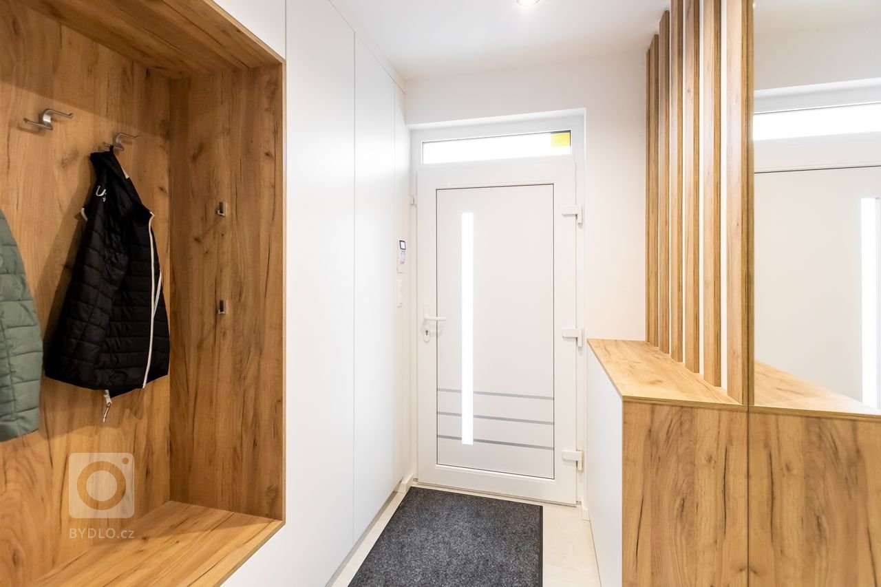 Kombinácia predstáv klienta a skúsenosti dizajnéra vytvorili jedinečný originál kuchyne z materiálov vo vysokom lesku. K dominantnej škoricovej farbe horných…