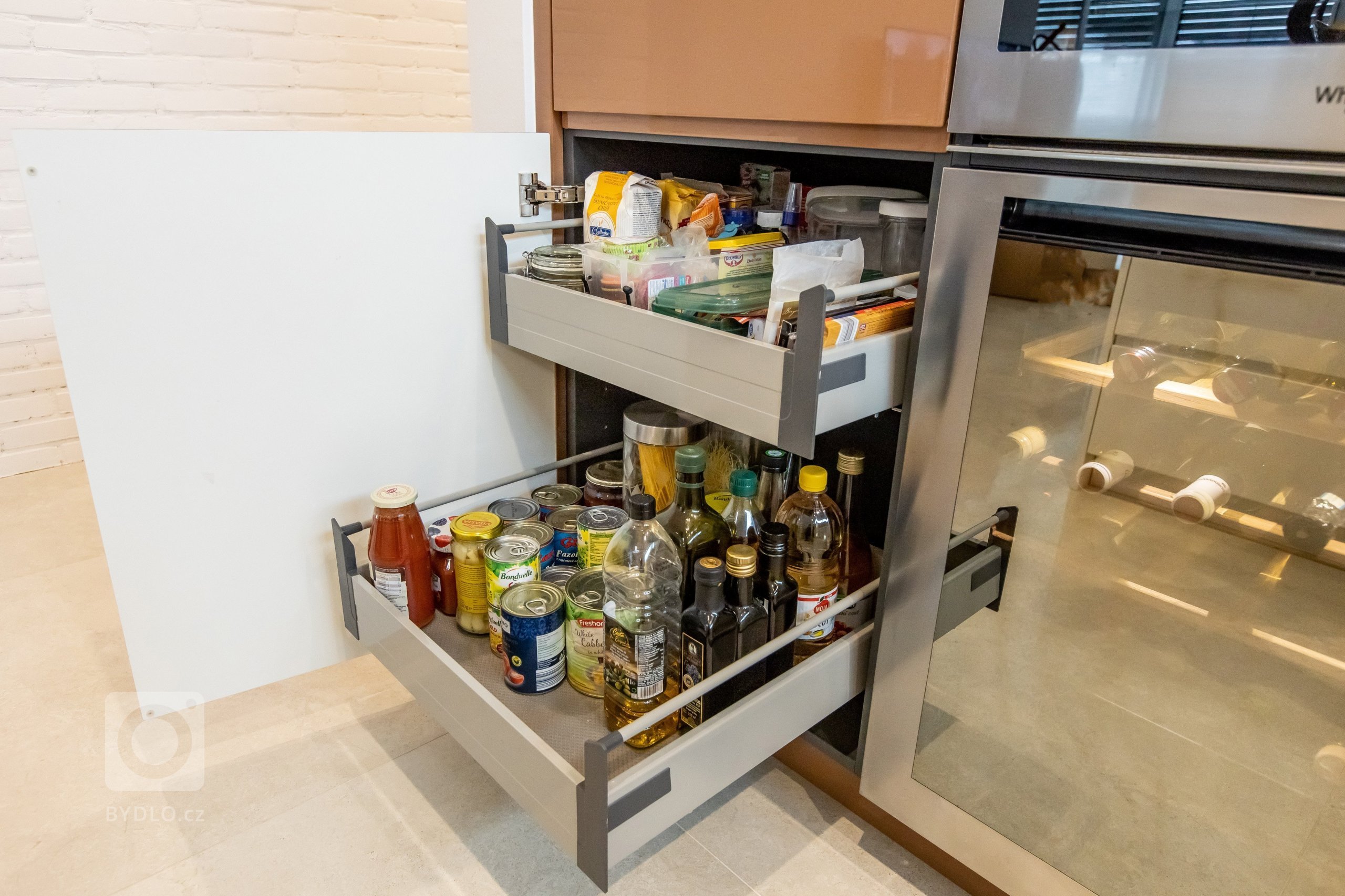 Kombinácia predstáv klienta a skúsenosti dizajnéra vytvorili jedinečný originál kuchyne z materiálov vo vysokom lesku. K dominantnej škoricovej farbe horných…