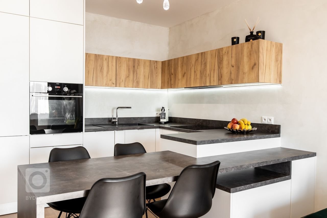 Použité materiály

Horné skrinky: Dub zlatý
Dolné skrinky: Biely perleťový mat
Vysoké skrinky: Biely perleťoý mat
Pracovná doska: Ateliér tmavý
Zástena:…