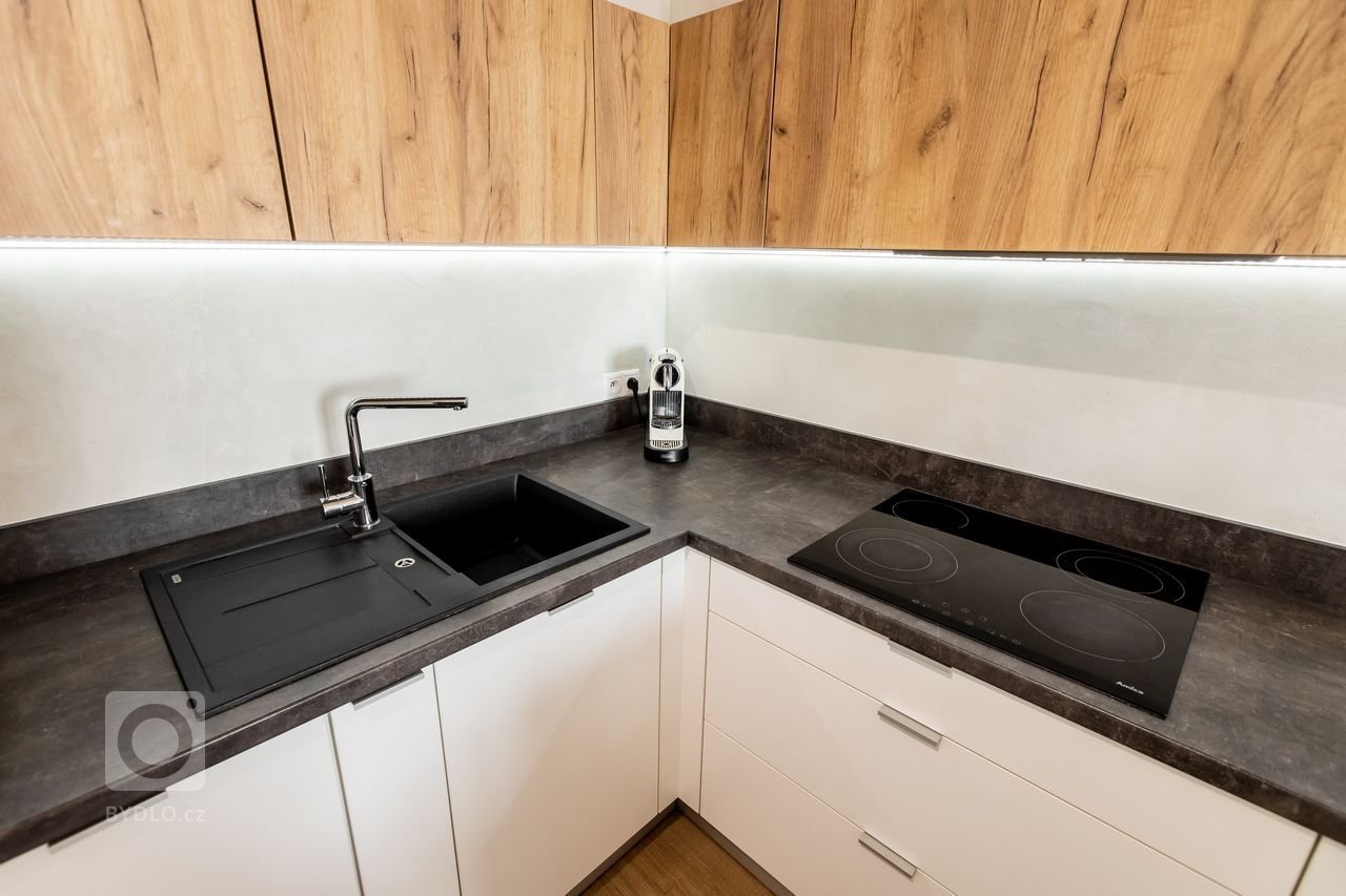 Použité materiály

Horné skrinky: Dub zlatý
Dolné skrinky: Biely perleťový mat
Vysoké skrinky: Biely perleťoý mat
Pracovná doska: Ateliér tmavý
Zástena:…