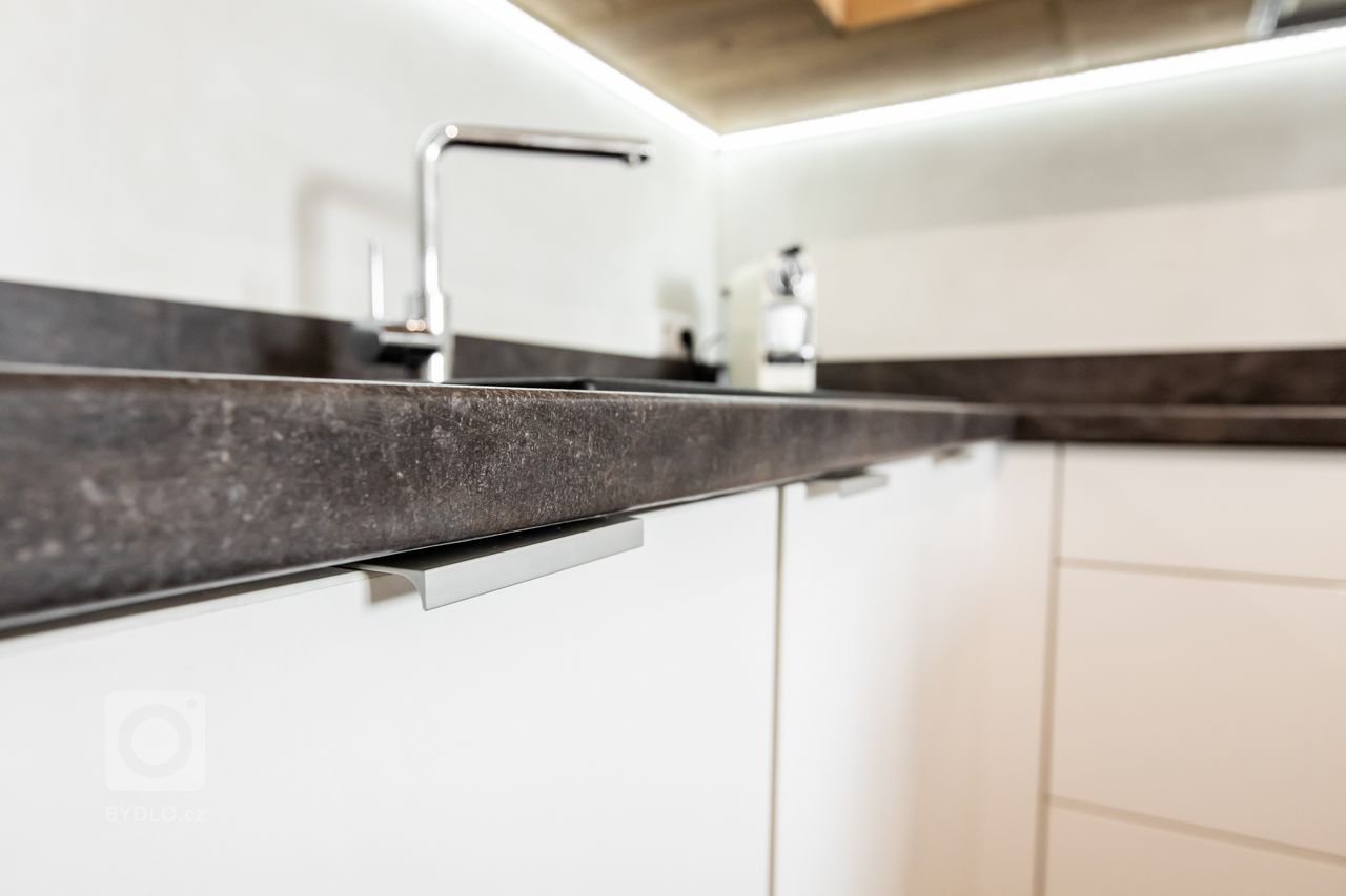 Použité materiály

Horné skrinky: Dub zlatý
Dolné skrinky: Biely perleťový mat
Vysoké skrinky: Biely perleťoý mat
Pracovná doska: Ateliér tmavý
Zástena:…