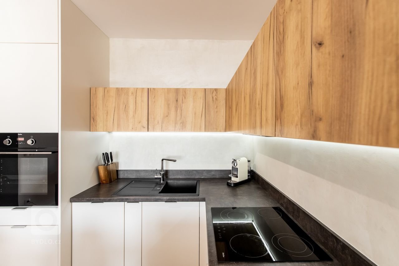 Použité materiály

Horné skrinky: Dub zlatý
Dolné skrinky: Biely perleťový mat
Vysoké skrinky: Biely perleťoý mat
Pracovná doska: Ateliér tmavý
Zástena:…