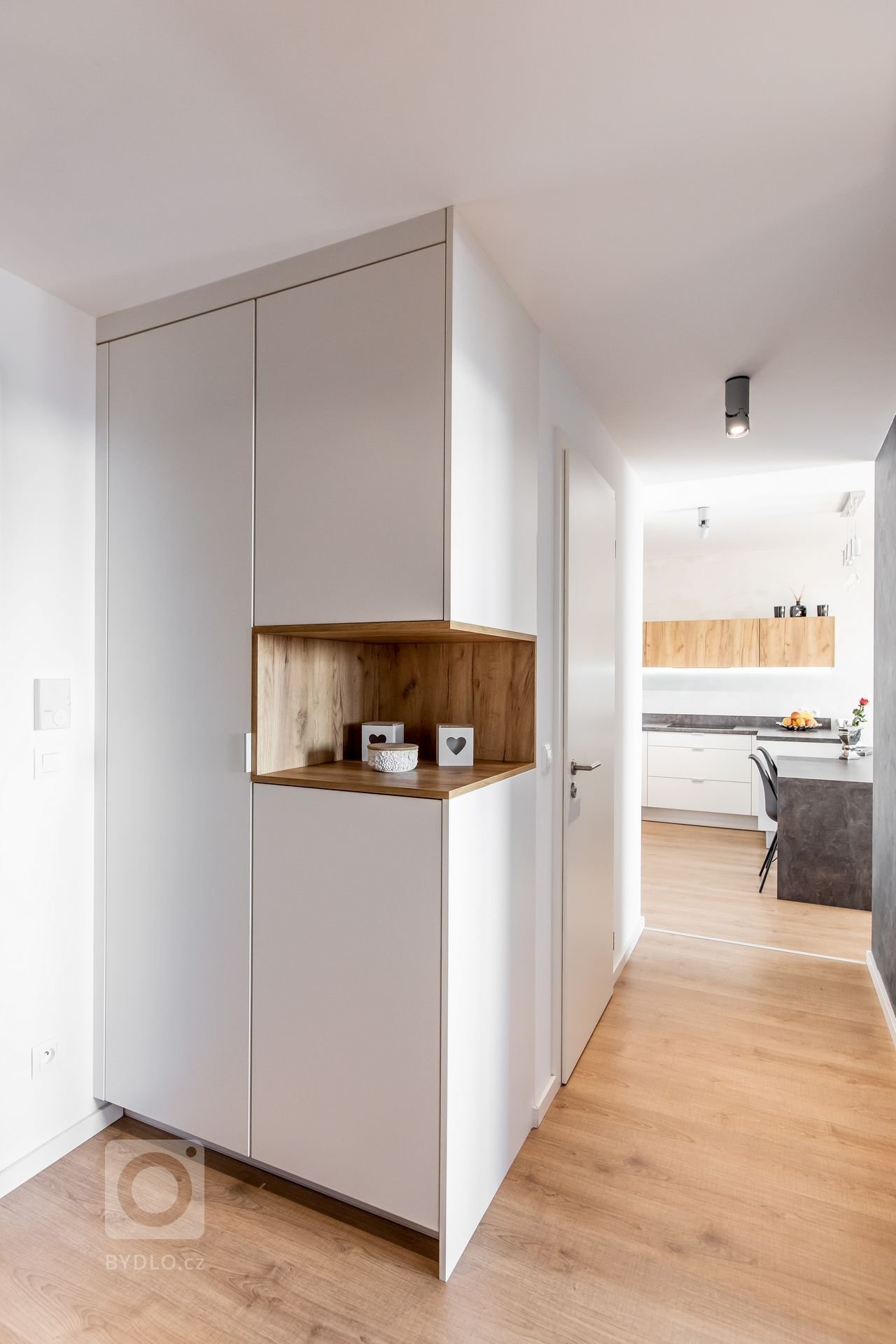 Použité materiály

Horné skrinky: Dub zlatý
Dolné skrinky: Biely perleťový mat
Vysoké skrinky: Biely perleťoý mat
Pracovná doska: Ateliér tmavý
Zástena:…