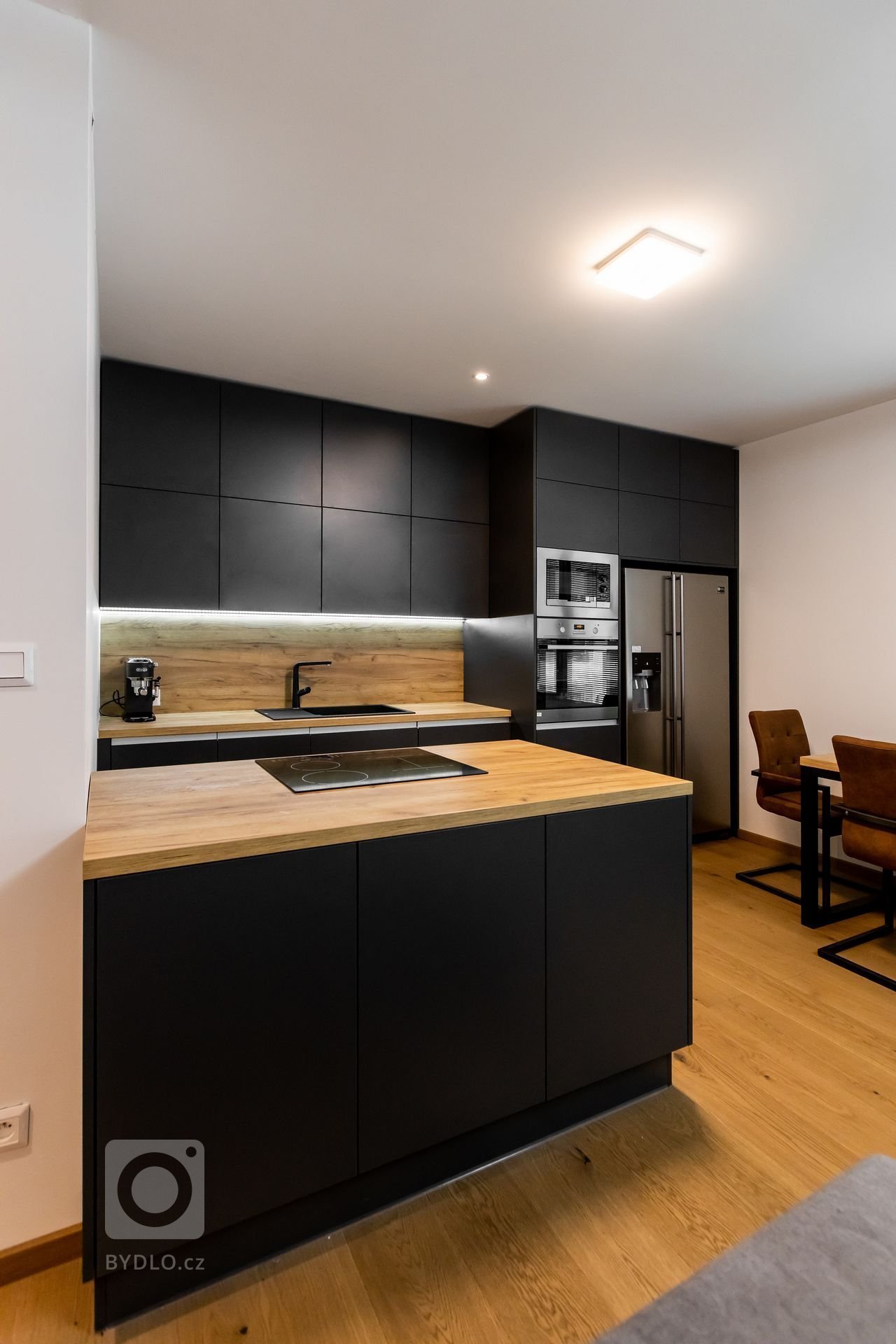 Použité materiály

Horné skrinky: Antracitový mat
Dolné skrinky: Antracitový mat
Pracovná doska: Dub zlatý
Zástena: Dub zlatý
Osvetlenie: LED teplá biela…