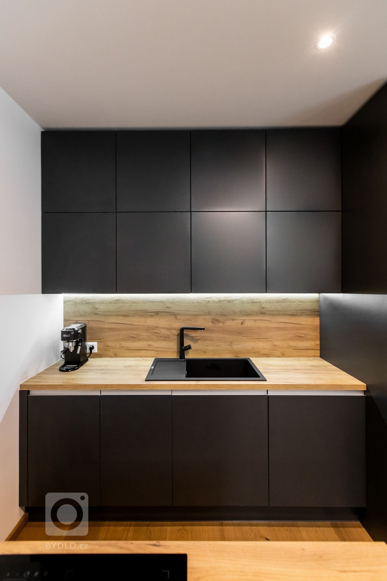 Použité materiály

Horné skrinky: Antracitový mat
Dolné skrinky: Antracitový mat
Pracovná doska: Dub zlatý
Zástena: Dub zlatý
Osvetlenie: LED teplá biela…