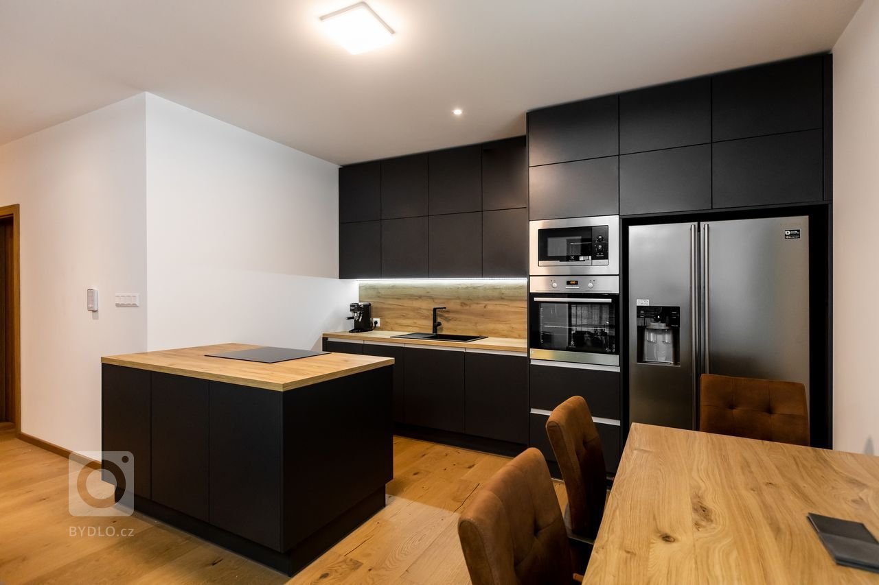 Použité materiály

Horné skrinky: Antracitový mat
Dolné skrinky: Antracitový mat
Pracovná doska: Dub zlatý
Zástena: Dub zlatý
Osvetlenie: LED teplá biela…