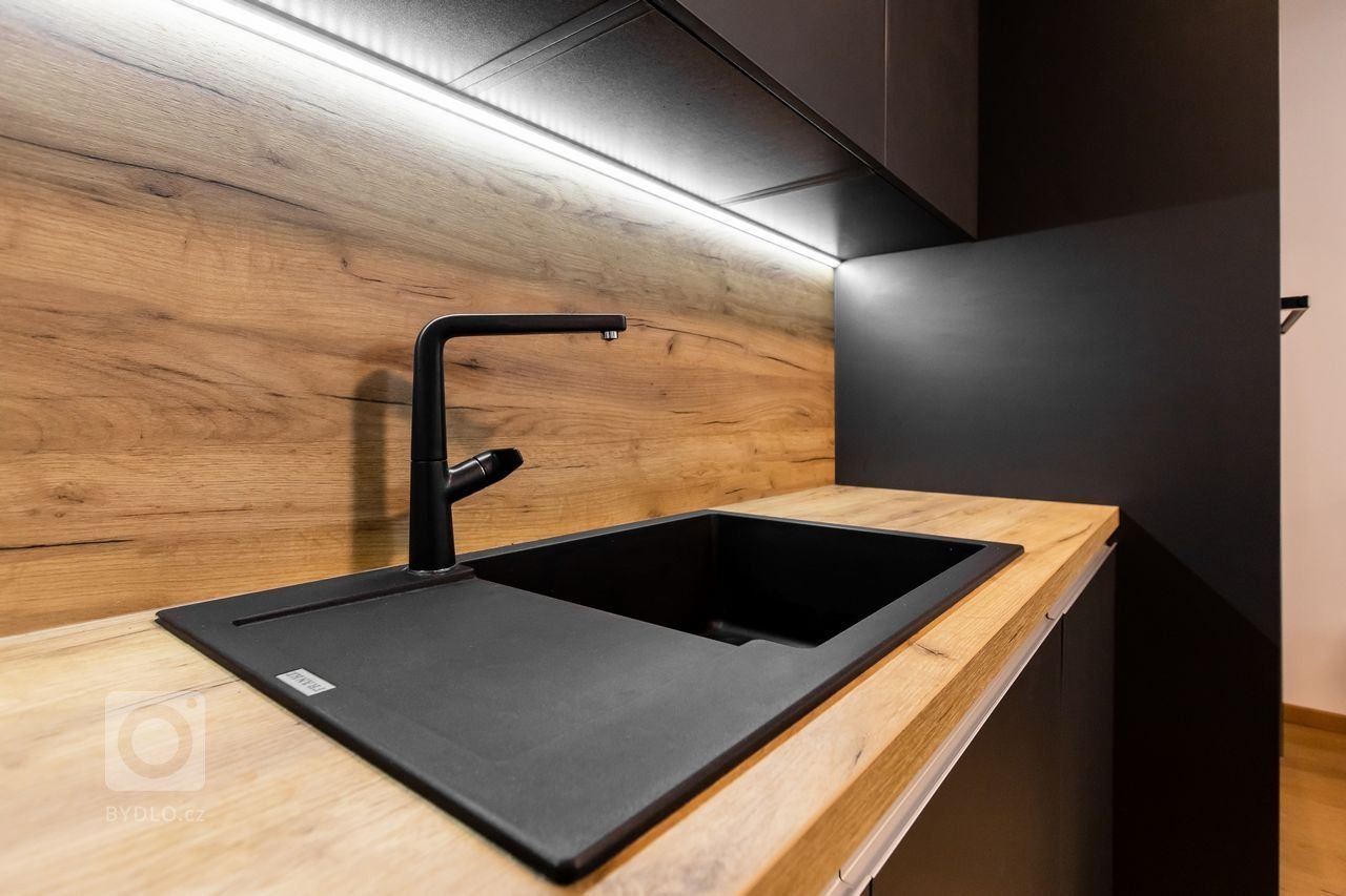 Použité materiály

Horné skrinky: Antracitový mat
Dolné skrinky: Antracitový mat
Pracovná doska: Dub zlatý
Zástena: Dub zlatý
Osvetlenie: LED teplá biela…