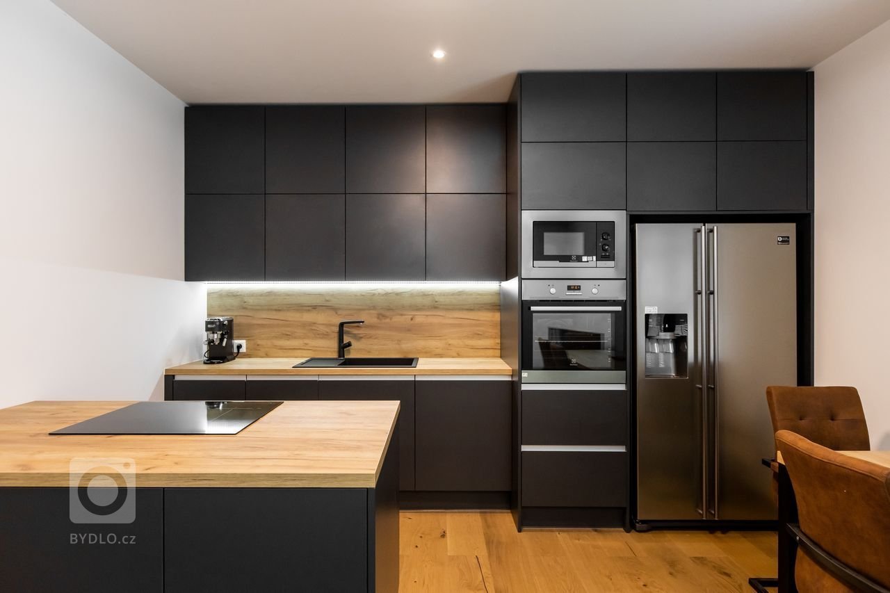 Použité materiály

Horné skrinky: Antracitový mat
Dolné skrinky: Antracitový mat
Pracovná doska: Dub zlatý
Zástena: Dub zlatý
Osvetlenie: LED teplá biela…