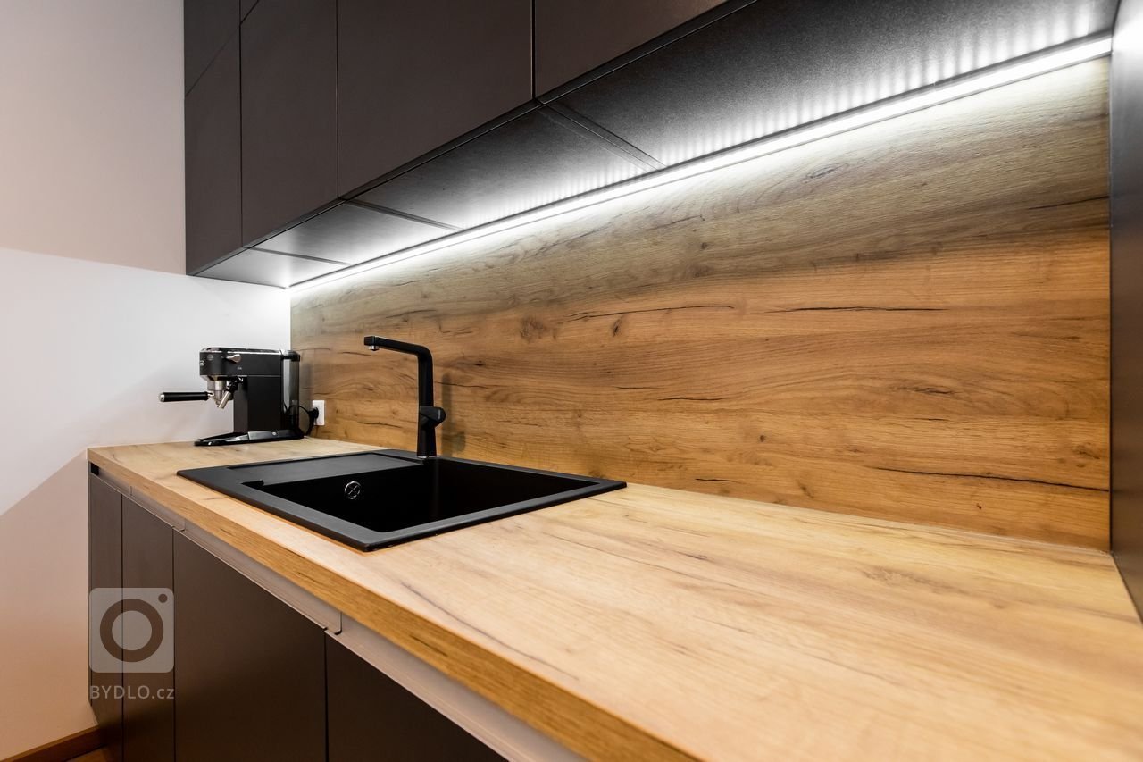 Použité materiály

Horné skrinky: Antracitový mat
Dolné skrinky: Antracitový mat
Pracovná doska: Dub zlatý
Zástena: Dub zlatý
Osvetlenie: LED teplá biela…